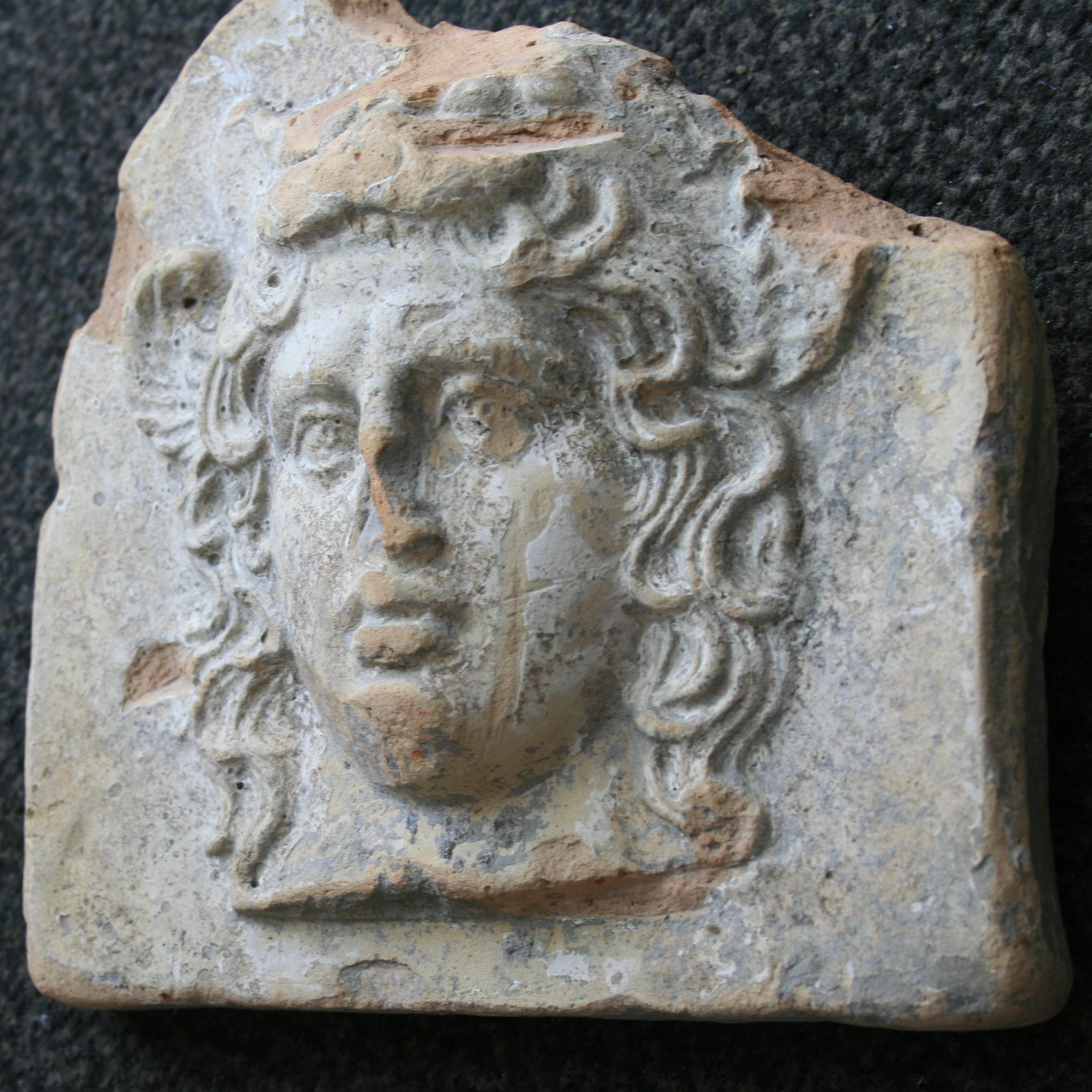 Fatto a mano Antica Antefissa greca in terracotta a forma di testa di Artemide Bendis, Taranto in vendita