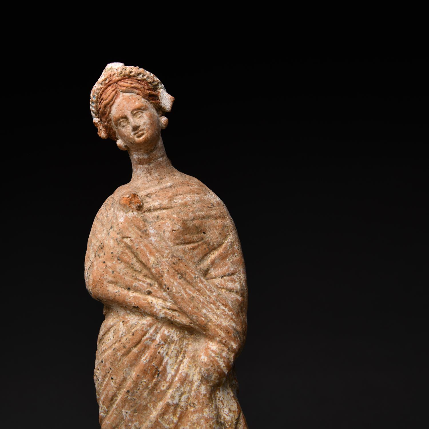 Ancient Greek Terracotta Female Figure Excellent état - En vente à Los Angeles, CA