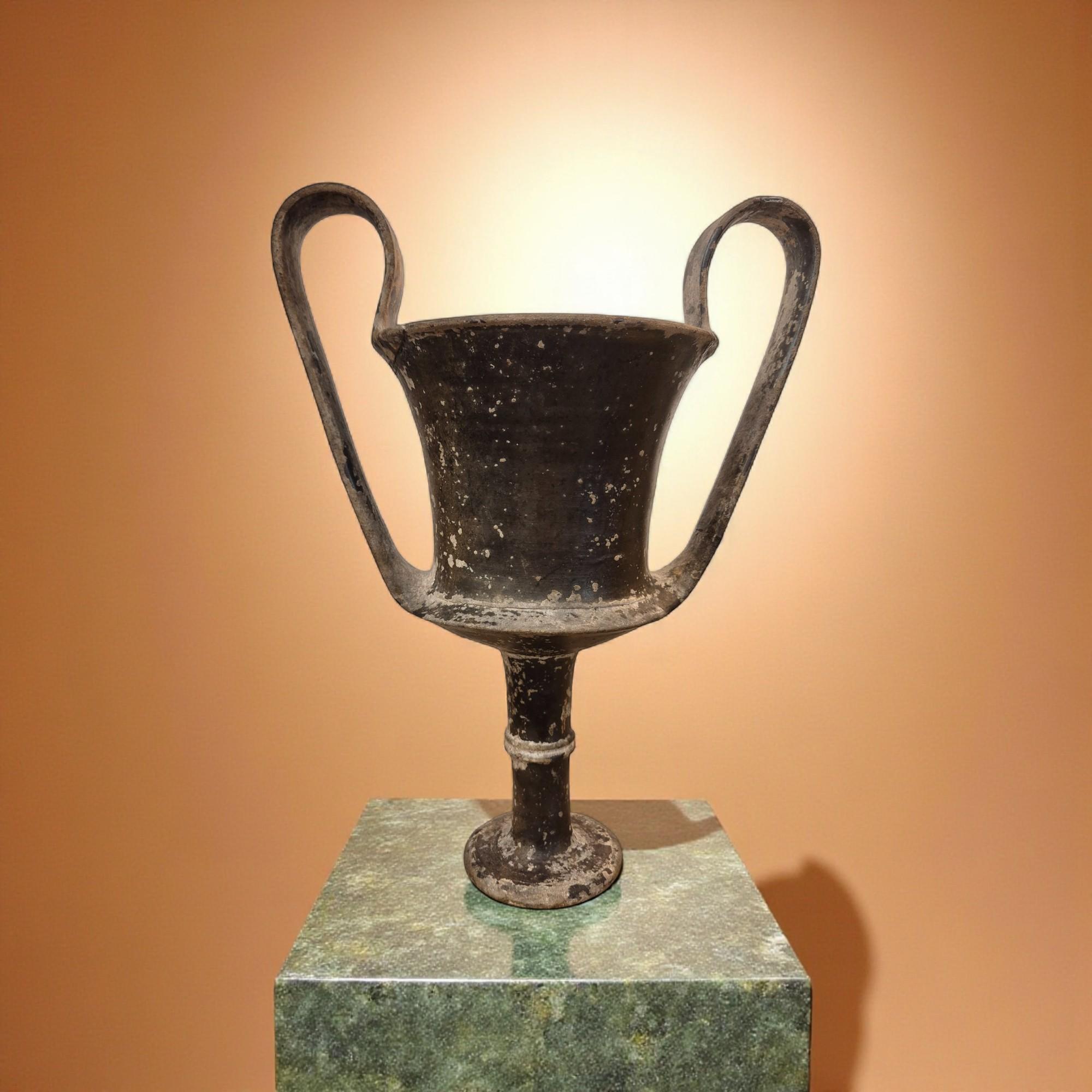 Arcaistico Antico Kantharos greco in terracotta con certificato di termoluminescenza, ca. 1º secolo in vendita