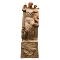 Antica scultura greca in terracotta di Afrodite ed Eros