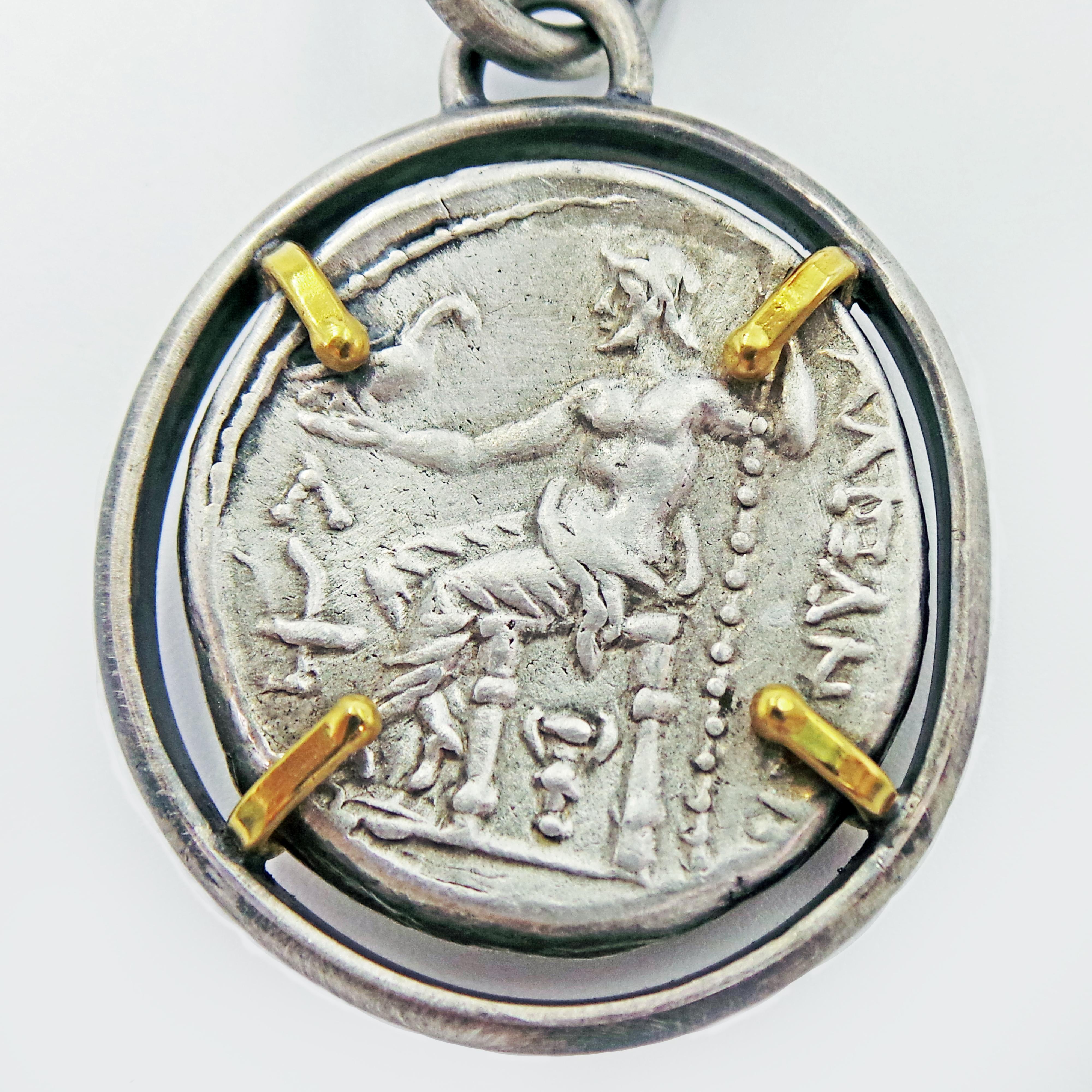 Pendentif sur chaîne réversible avec pièce de monnaie en argent de style Tetradrachme de la Grèce antique Neuf - En vente à Naples, FL