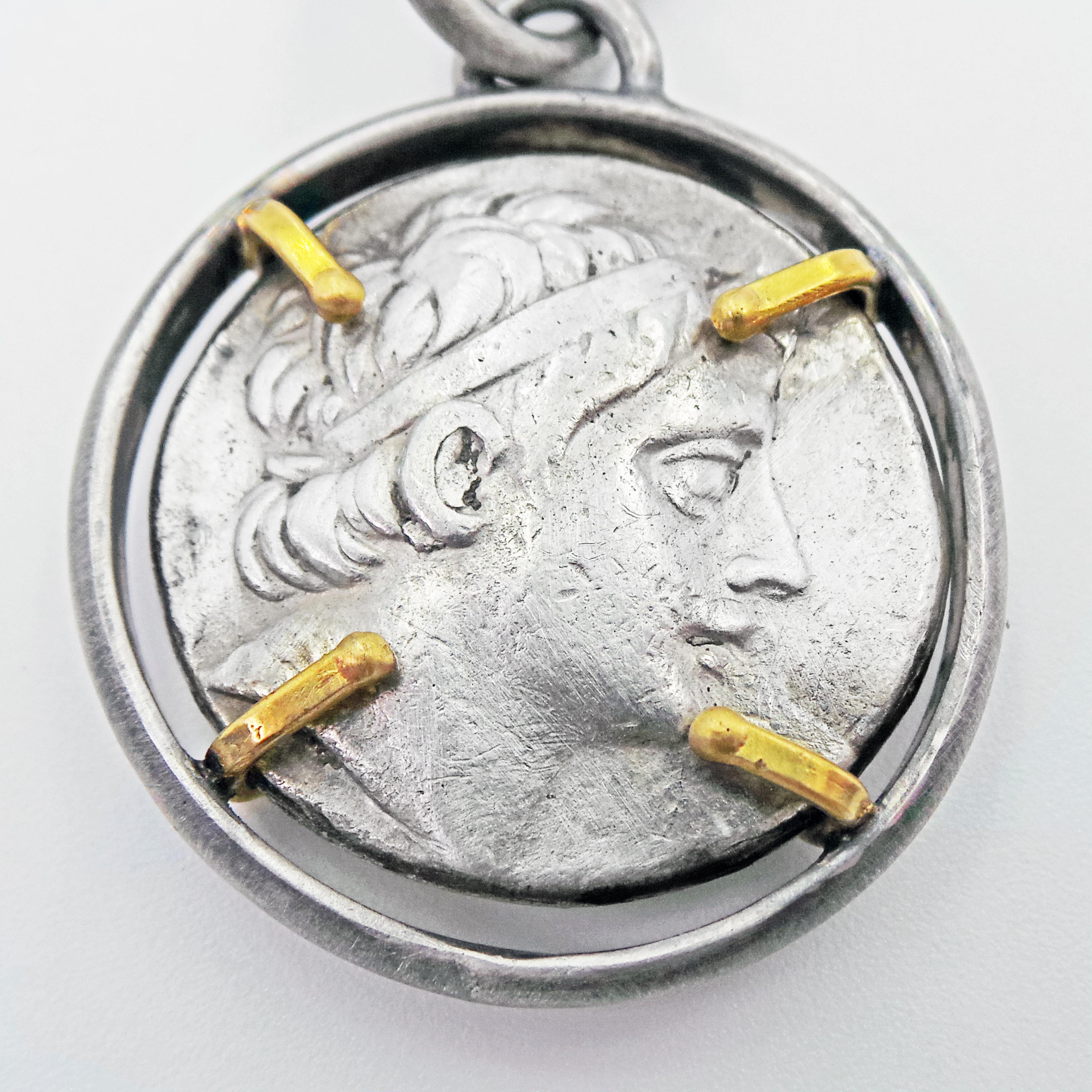 Contemporaneo Moneta d'argento del tetradramma greco antico con ciondolo reversibile e collana a catena in vendita
