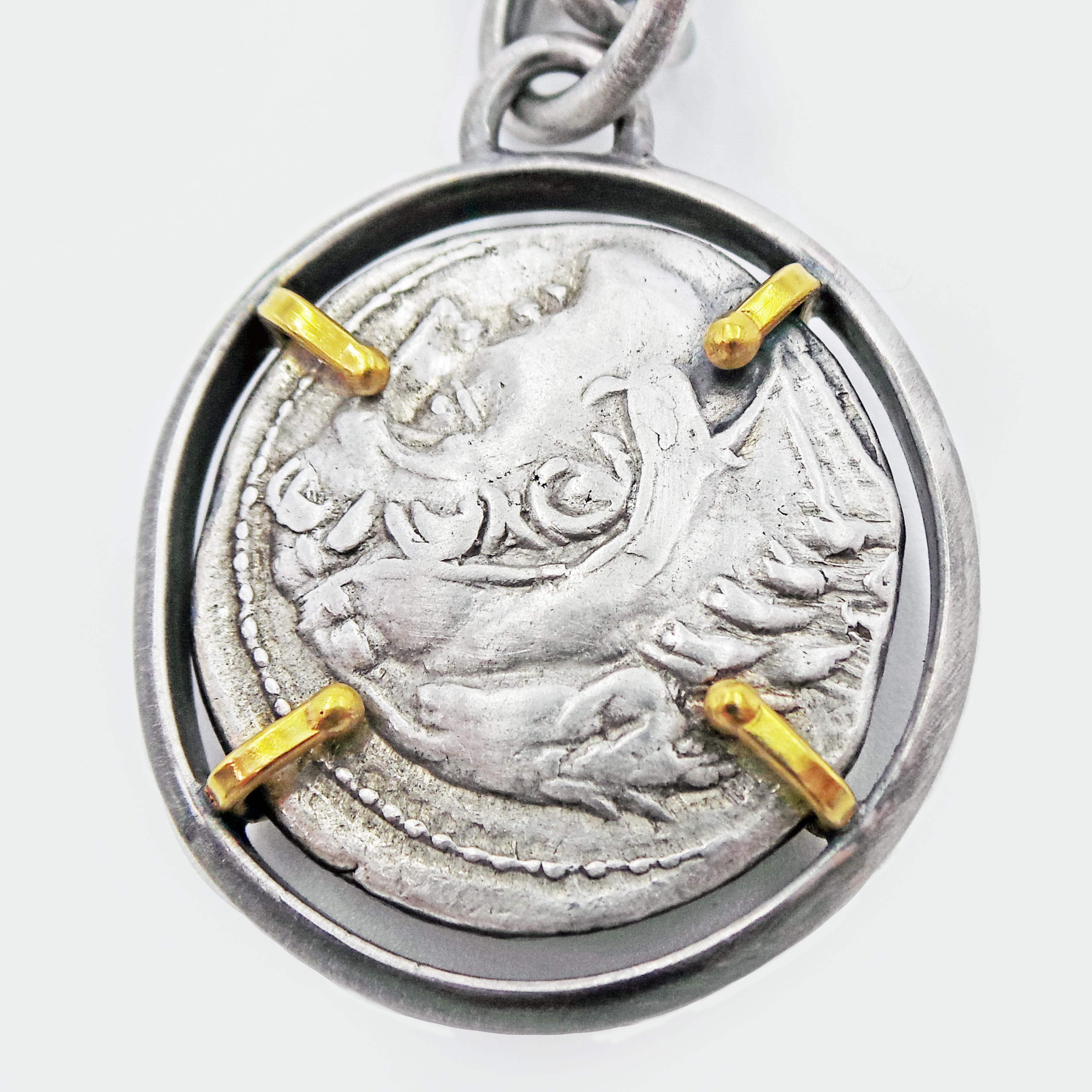 Pendentif sur chaîne réversible avec pièce de monnaie en argent de style Tetradrachme de la Grèce antique Unisexe en vente