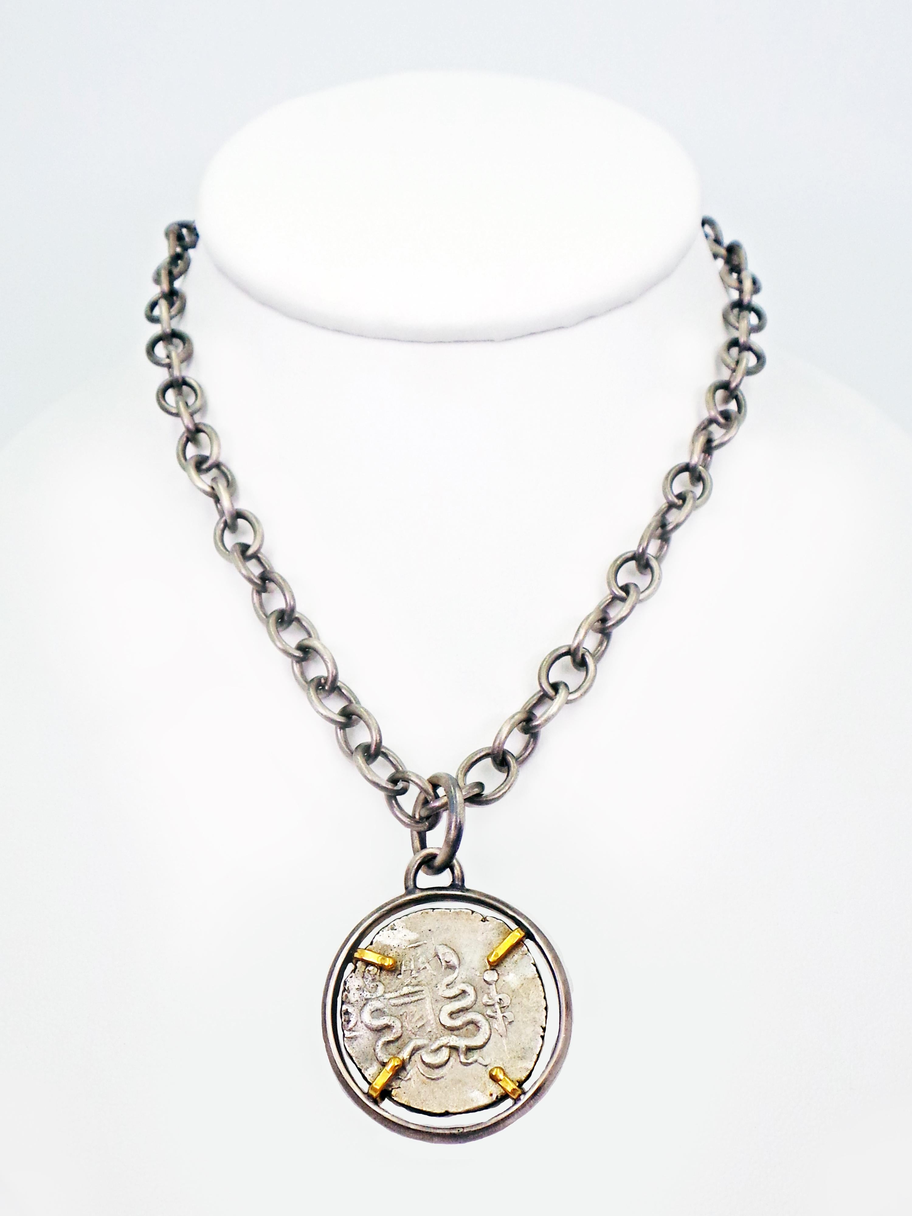 Pendentif sur chaîne réversible avec pièce de monnaie en argent de style Tetradrachme de la Grèce antique en vente 1