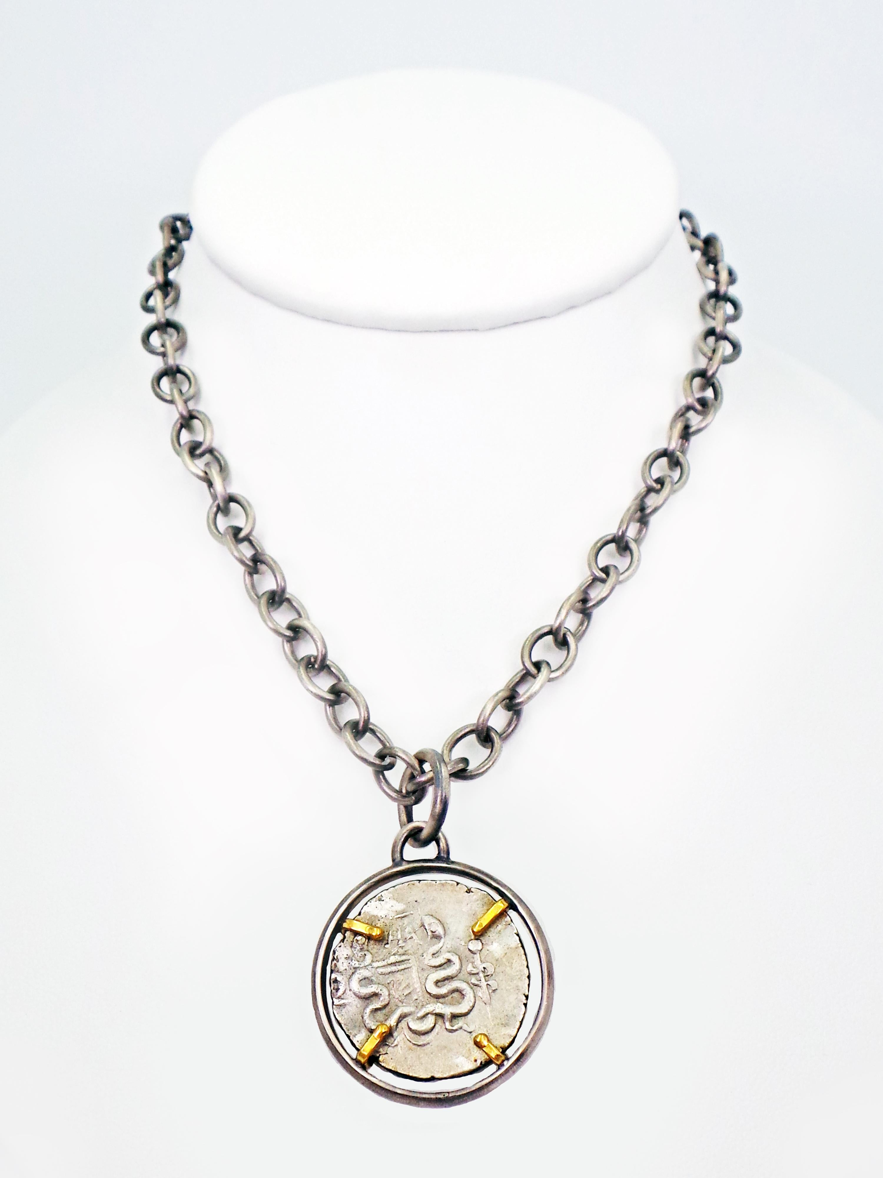 da uomo o donna Moneta d'argento del tetradramma greco antico con ciondolo reversibile e collana a catena in vendita