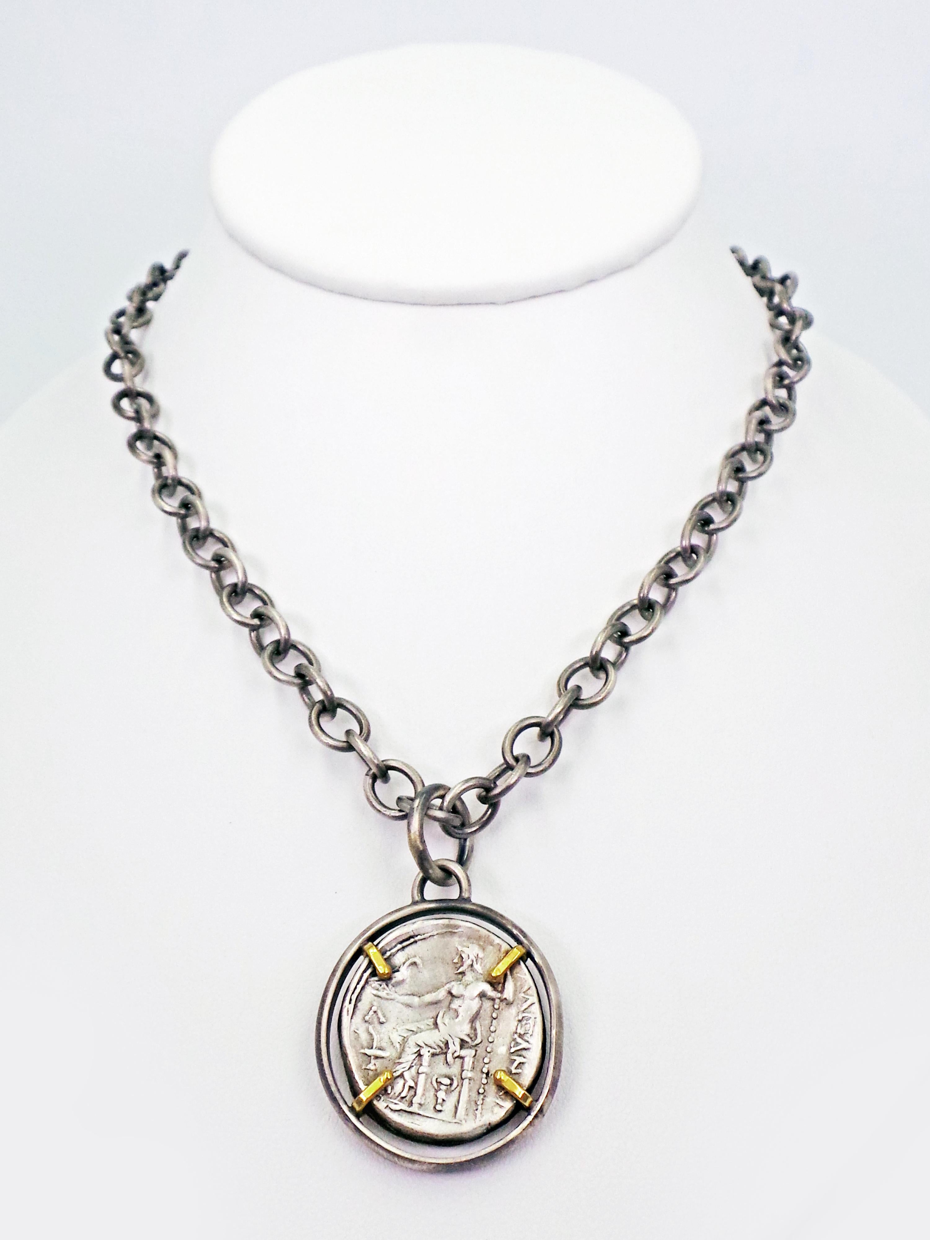 Contemporaneo Moneta d'argento del tetradramma greco antico con ciondolo reversibile e collana a catena in vendita