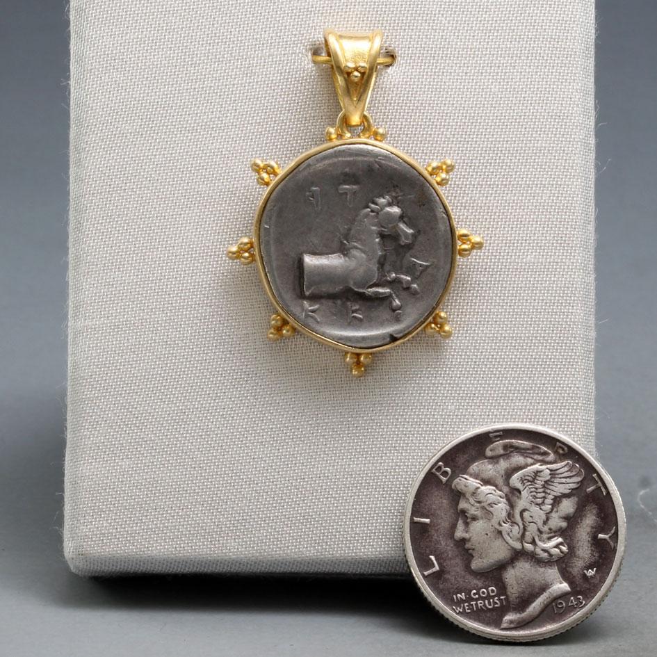 Pendentif grec antique Thessalie du 5e siècle avant J.-C., pièce de monnaie cheval en argent et or 18 carats Neuf - En vente à Soquel, CA