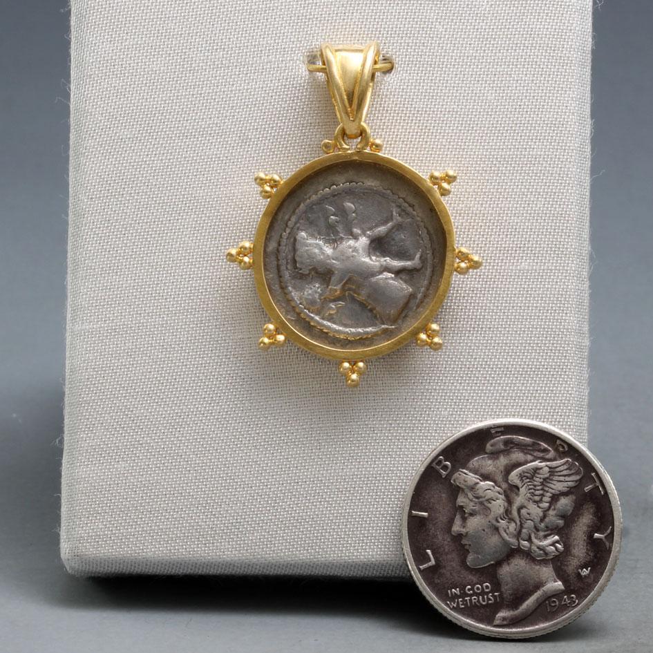 Pendentif grec antique Thessalie du 5e siècle avant J.-C., pièce de monnaie cheval en argent et or 18 carats Unisexe en vente