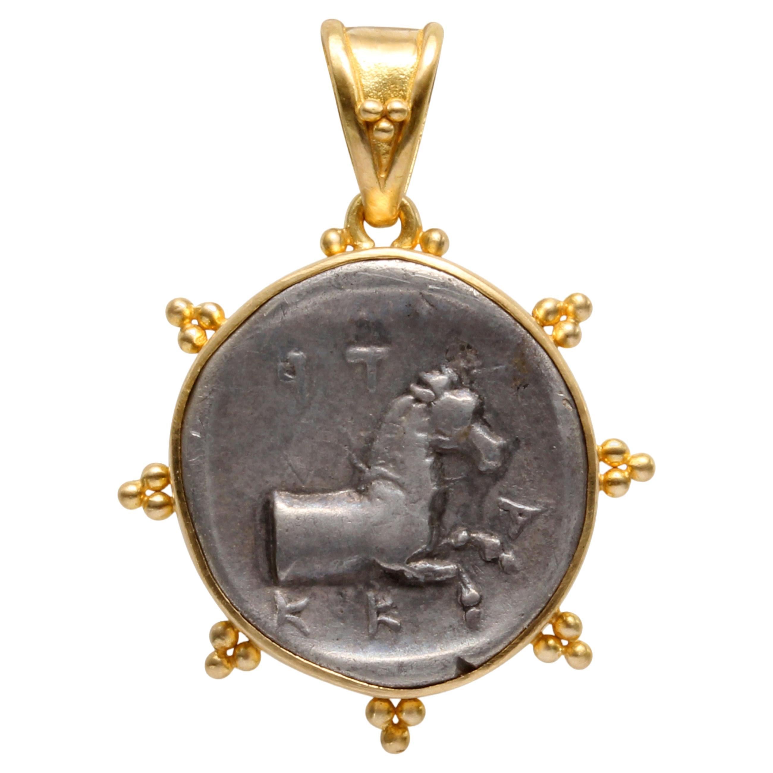 Pendentif grec antique Thessalie du 5e siècle avant J.-C., pièce de monnaie cheval en argent et or 18 carats en vente