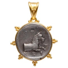 Pendentif grec antique Thessalie du 5e siècle avant J.-C., pièce de monnaie cheval en argent et or 18 carats