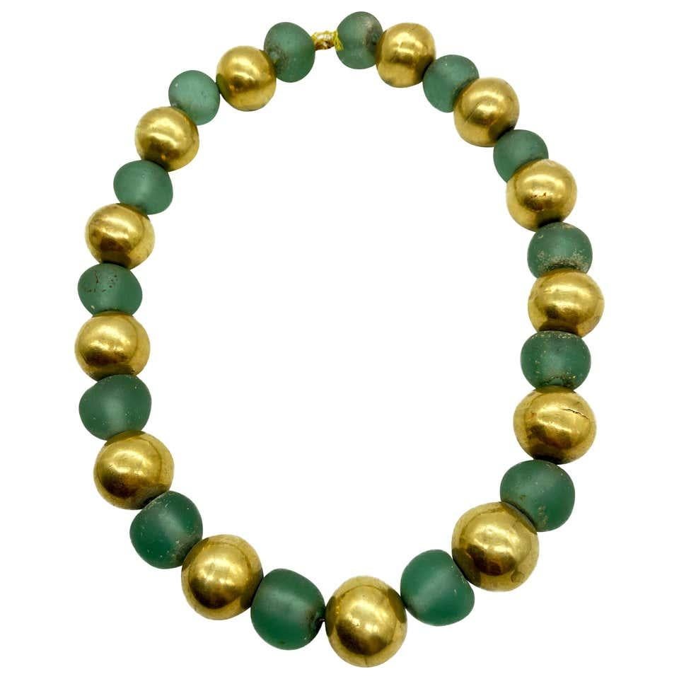 Collier ancien de perles en verre vert et or jaune État moyen - En vente à New York, NY