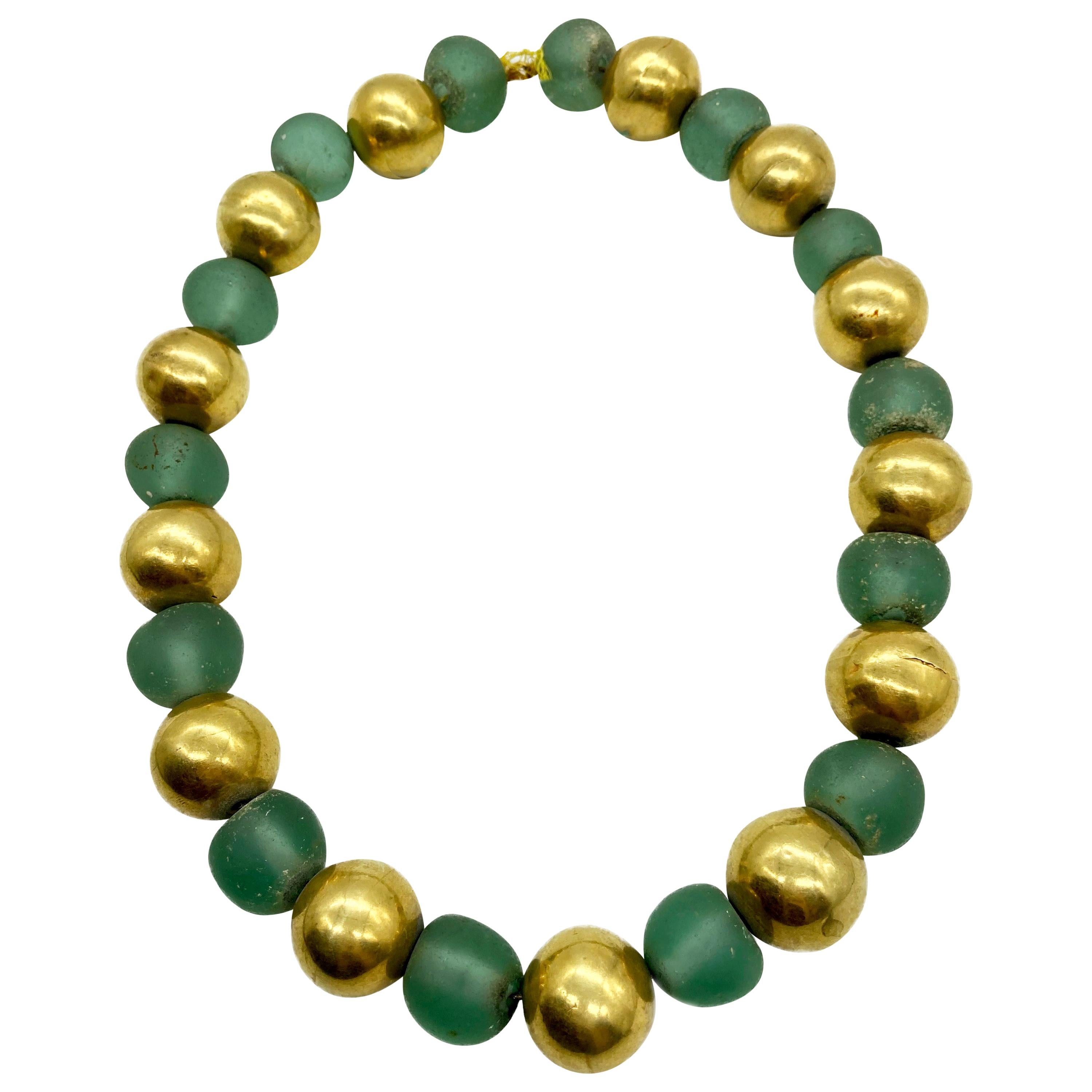 Collier ancien de perles en verre vert et or jaune en vente