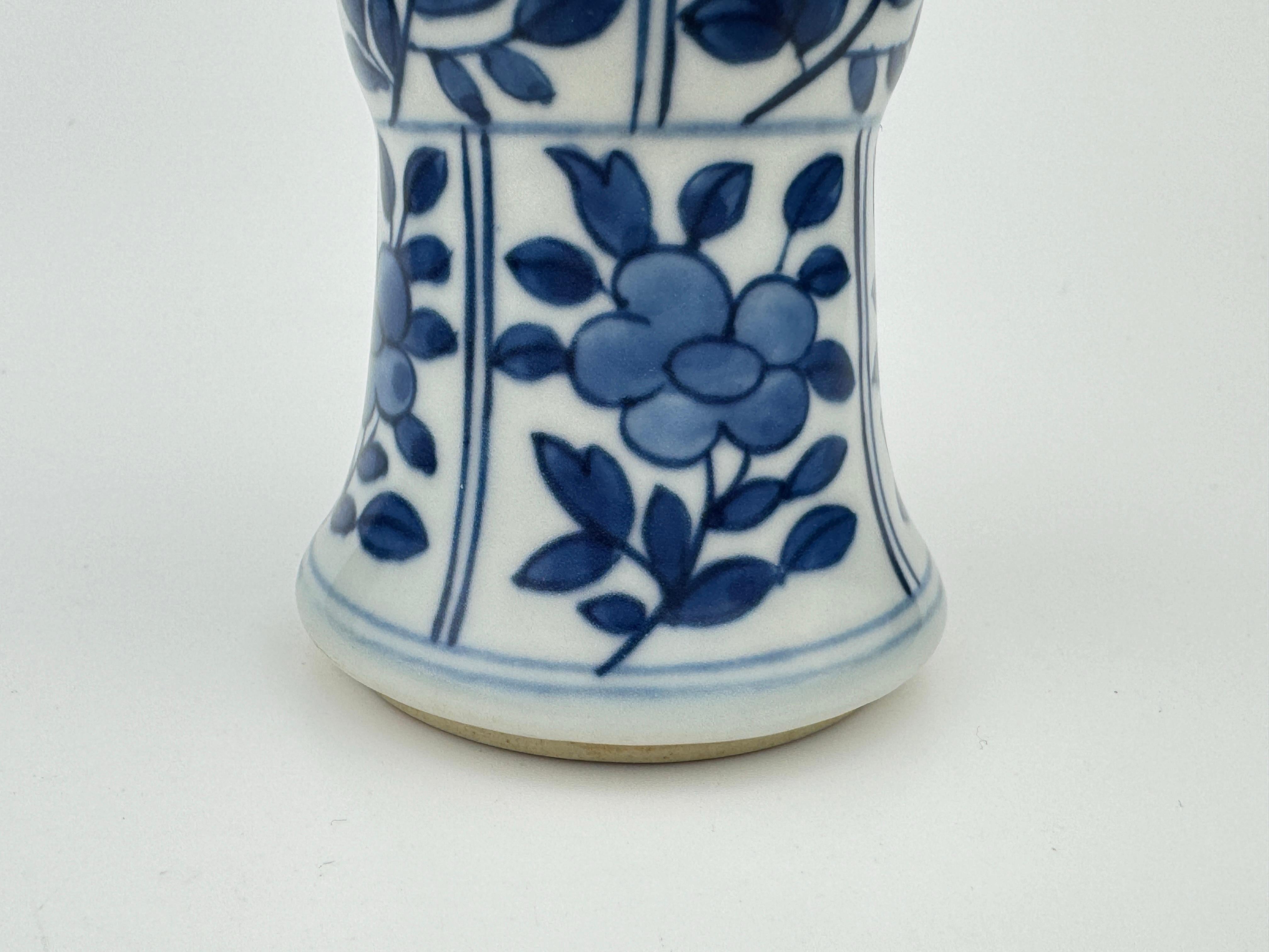 Ancient Gu Shape Blue And White Vase, Qing Dynasty, Kangxi Era, Circa 1690 For Sale 3