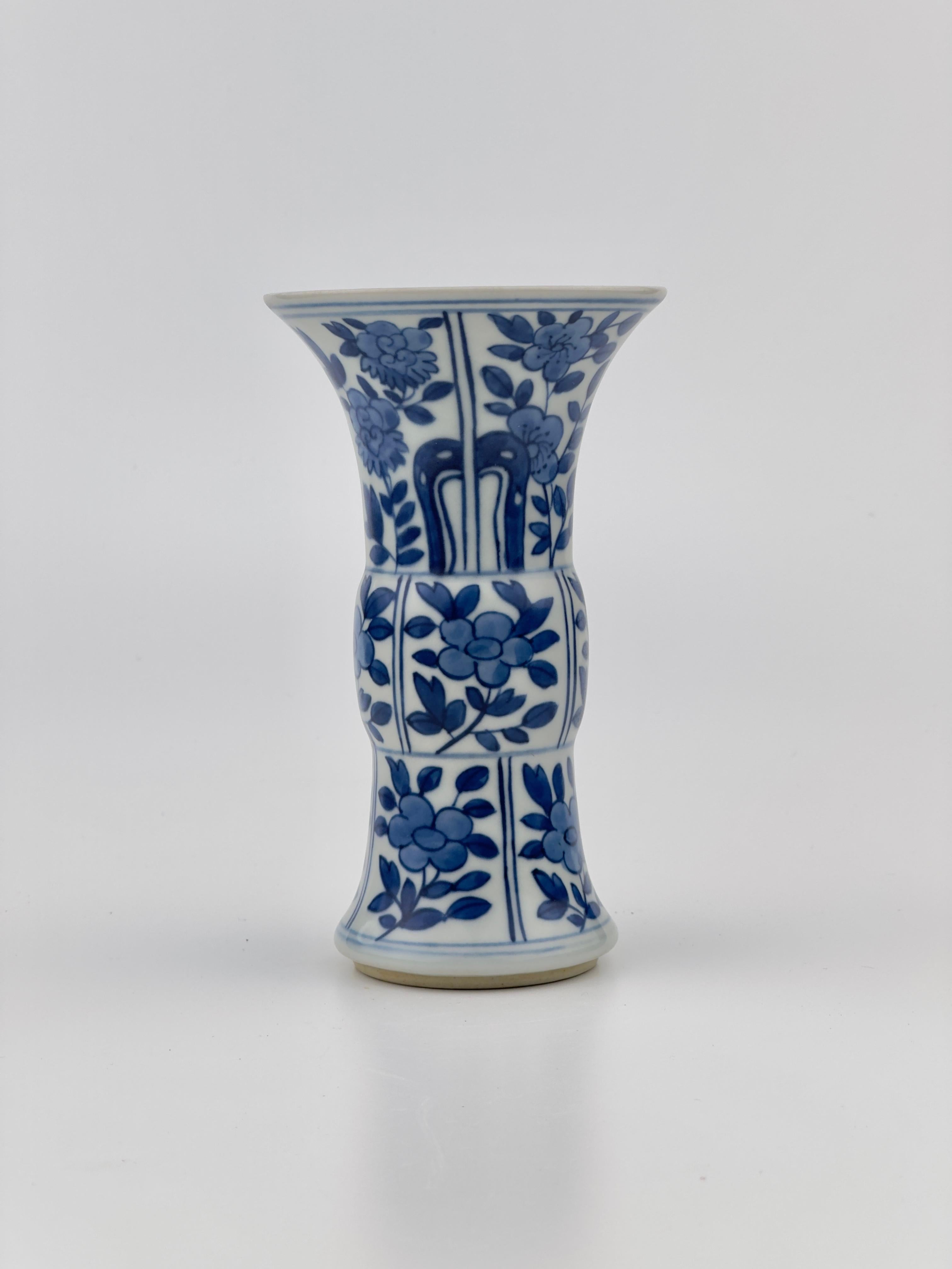 Un joli vase GU peint à la main en bleu cobalt avec des panneaux de fleurs typiques de Kangxi séparés par des bordures lignées. 

Période : Dynastie Qing, Période Kangxi
Date de production : 1690-1699
Fabriqué à : Jingdezhen
Destination :