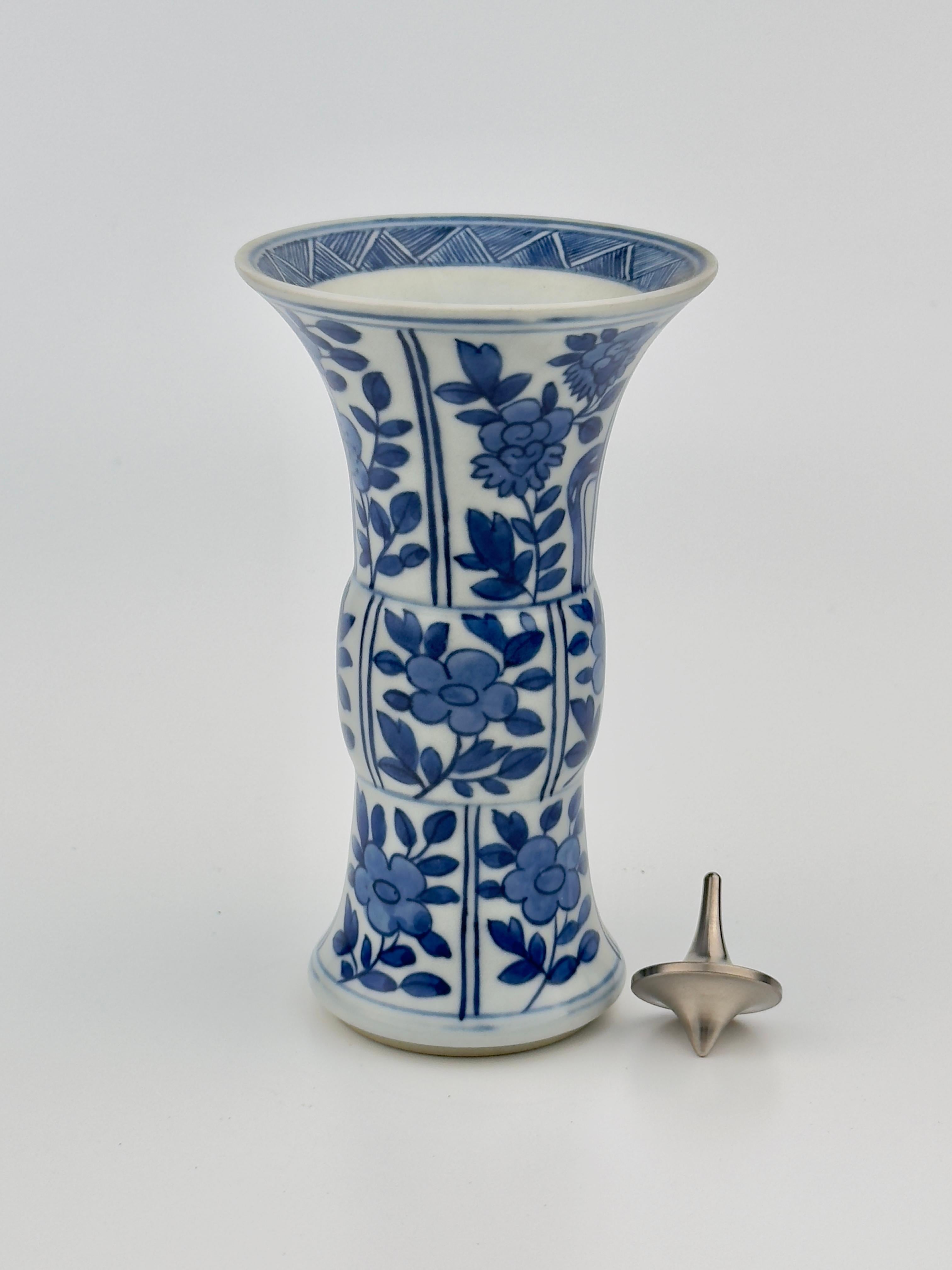 Chinois Vase ancien de forme Gu en bleu et blanc, dynastie Qing, époque Kangxi, vers 1690 en vente