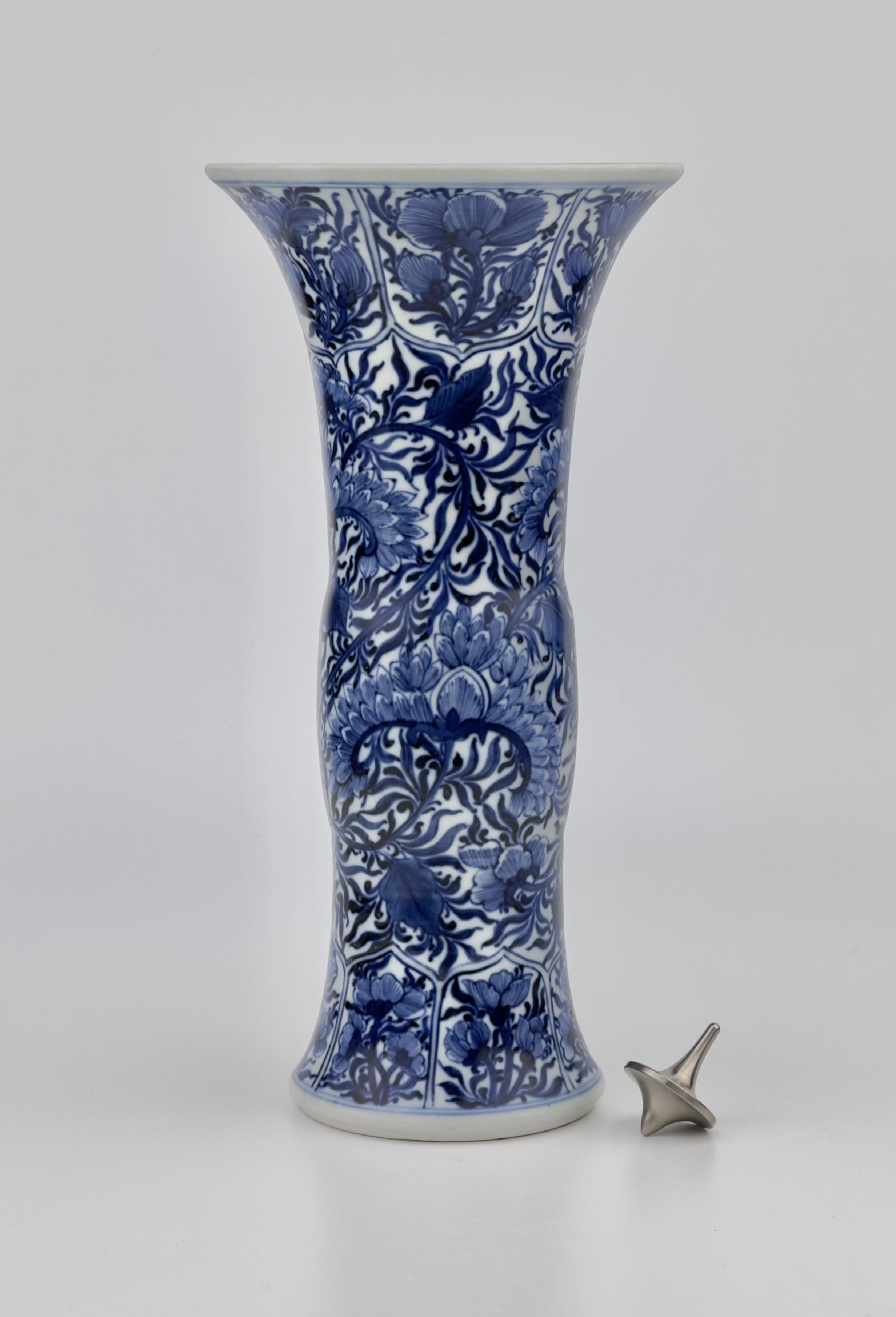 Ancient Gu Shape Blue And White Vase, Qing Dynasty, Kangxi Era, Circa 1690 In Good Condition For Sale In seoul, KR