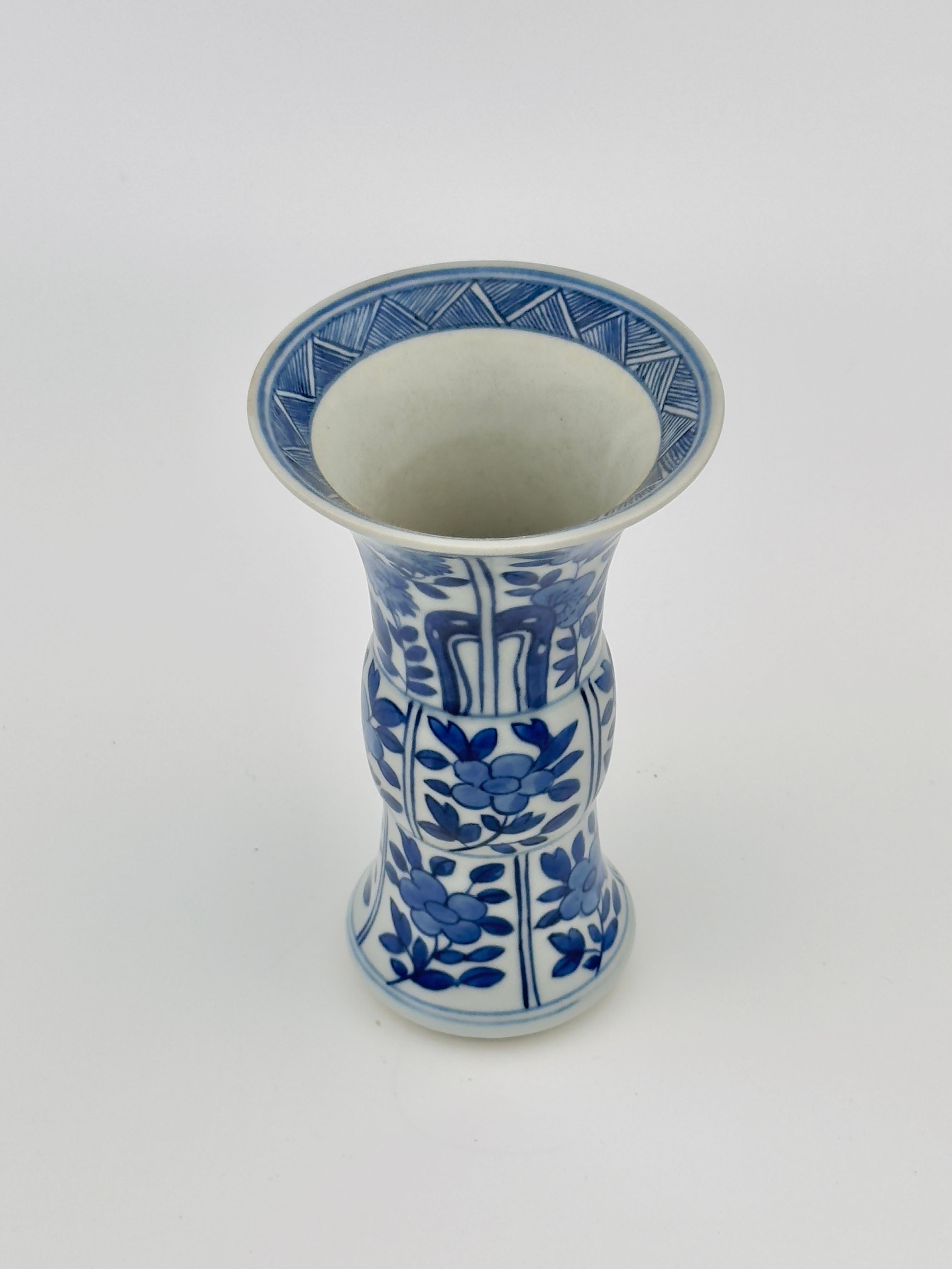 Vase ancien de forme Gu en bleu et blanc, dynastie Qing, époque Kangxi, vers 1690 Bon état - En vente à seoul, KR