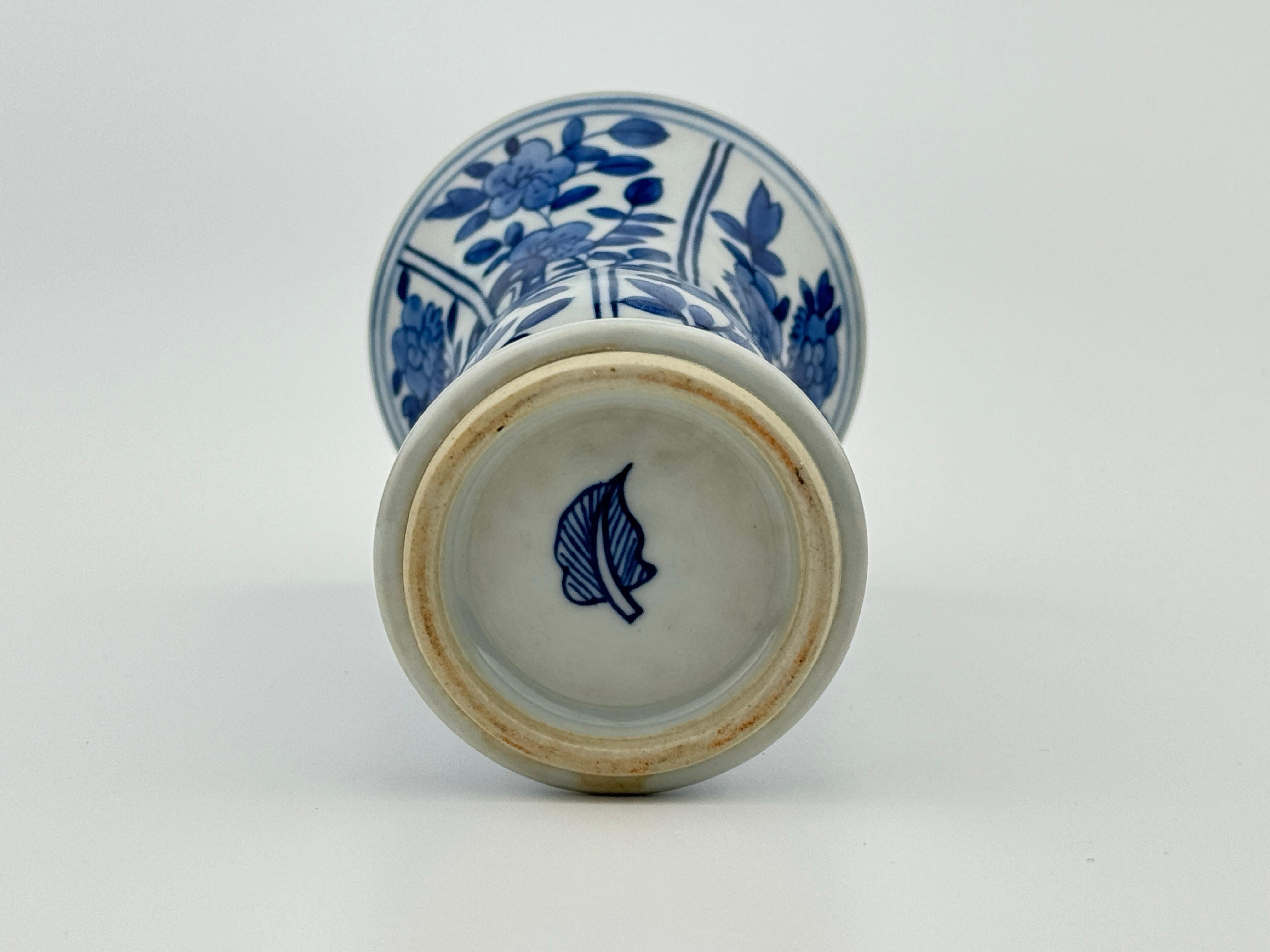 Fin du XVIIe siècle Vase ancien de forme Gu en bleu et blanc, dynastie Qing, époque Kangxi, vers 1690 en vente