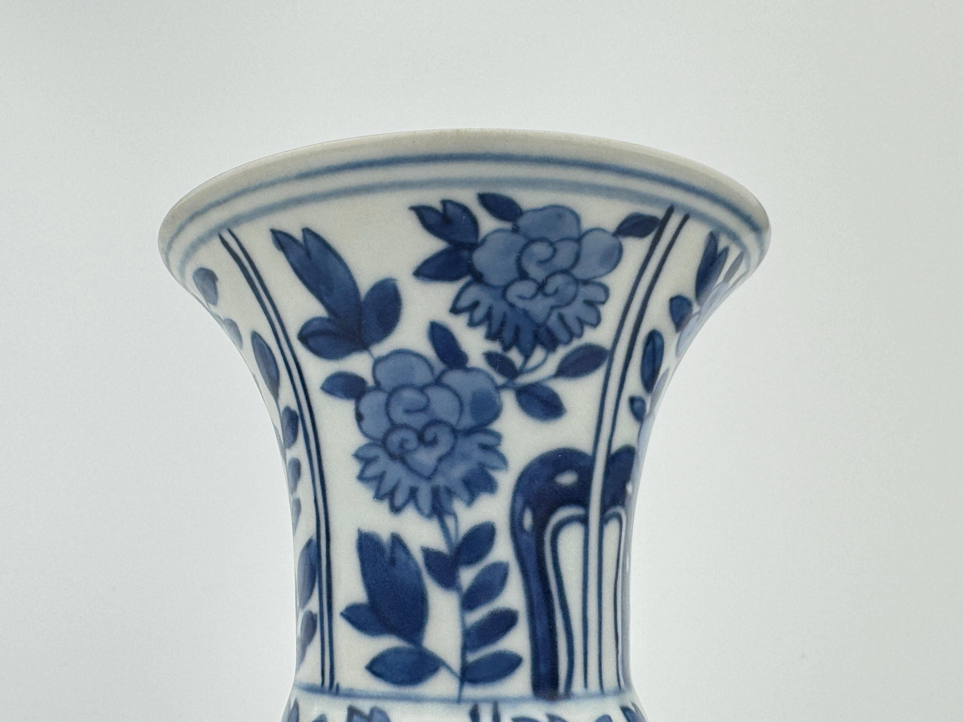 Vase ancien de forme Gu en bleu et blanc, dynastie Qing, époque Kangxi, vers 1690 en vente 1
