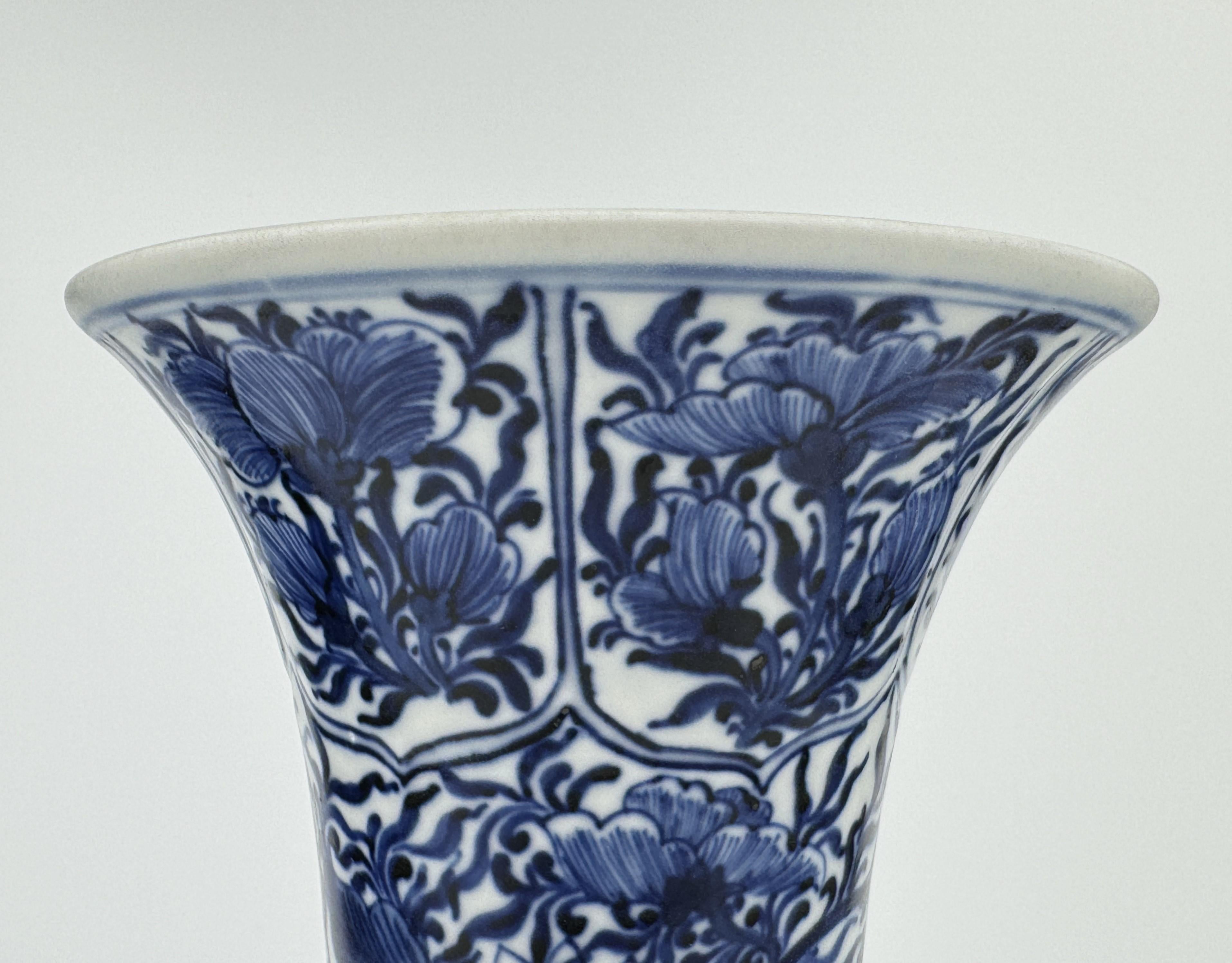 Ancient Gu Shape Blue And White Vase, Qing Dynasty, Kangxi Era, Circa 1690 For Sale 2