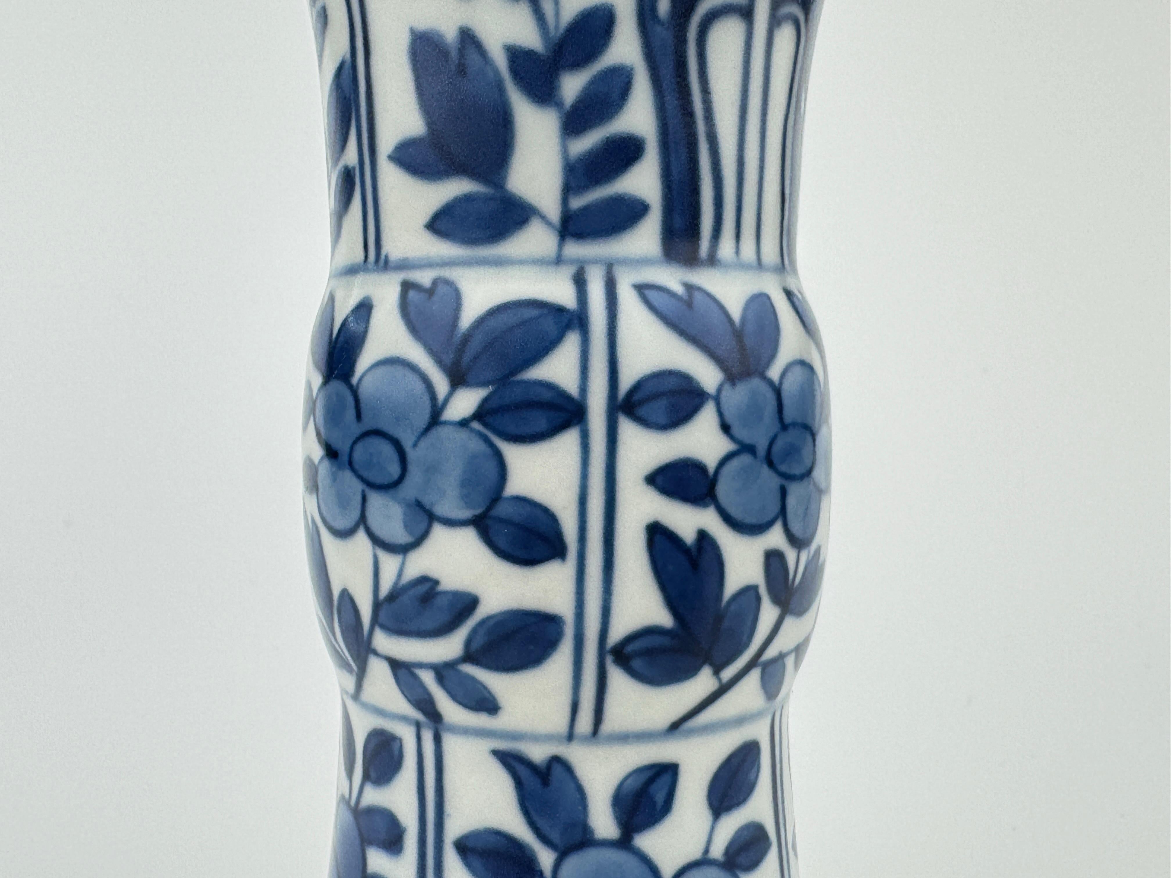 Vase ancien de forme Gu en bleu et blanc, dynastie Qing, époque Kangxi, vers 1690 en vente 2