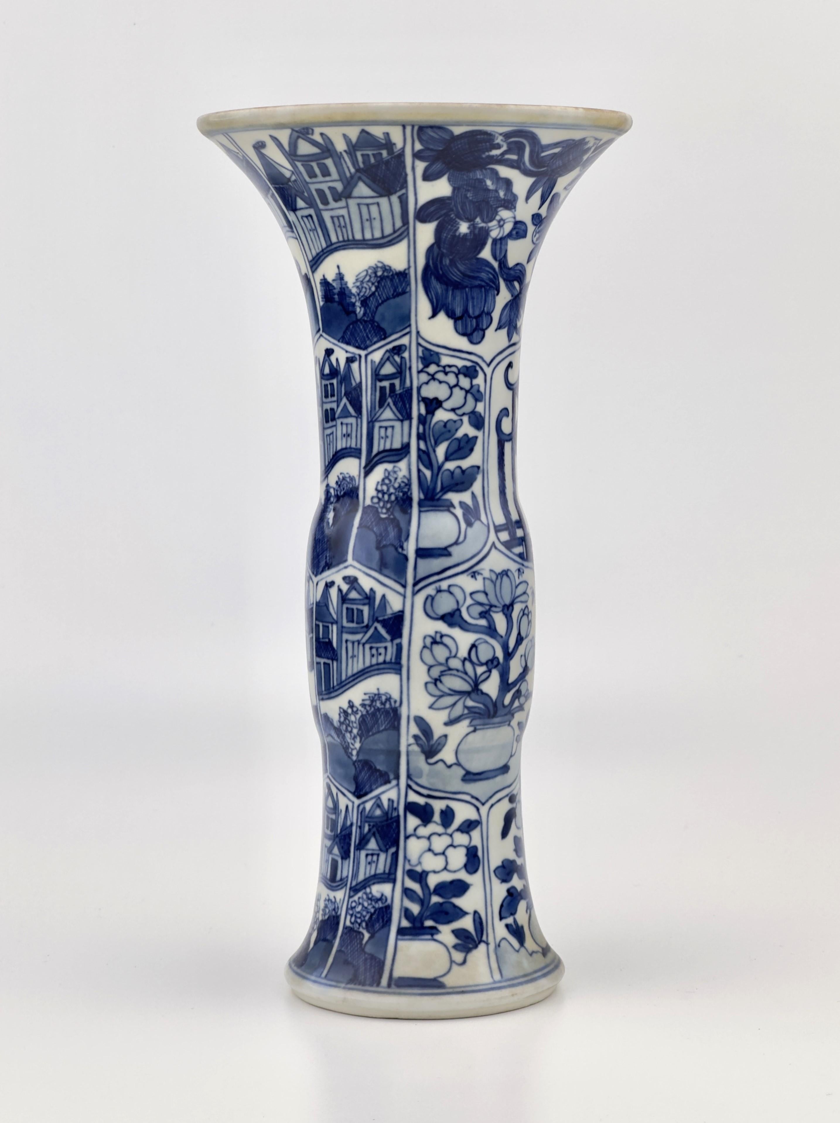 Diese Vase ist auf der einen Seite mit holländischen Grachtenhäusern und auf der anderen Seite mit chinesischen Pagoden und Blumen verziert. Östliche und westliche Motive kamen in der Keramik gleichzeitig zum Ausdruck.

Zeitraum : Qing-Dynastie,
