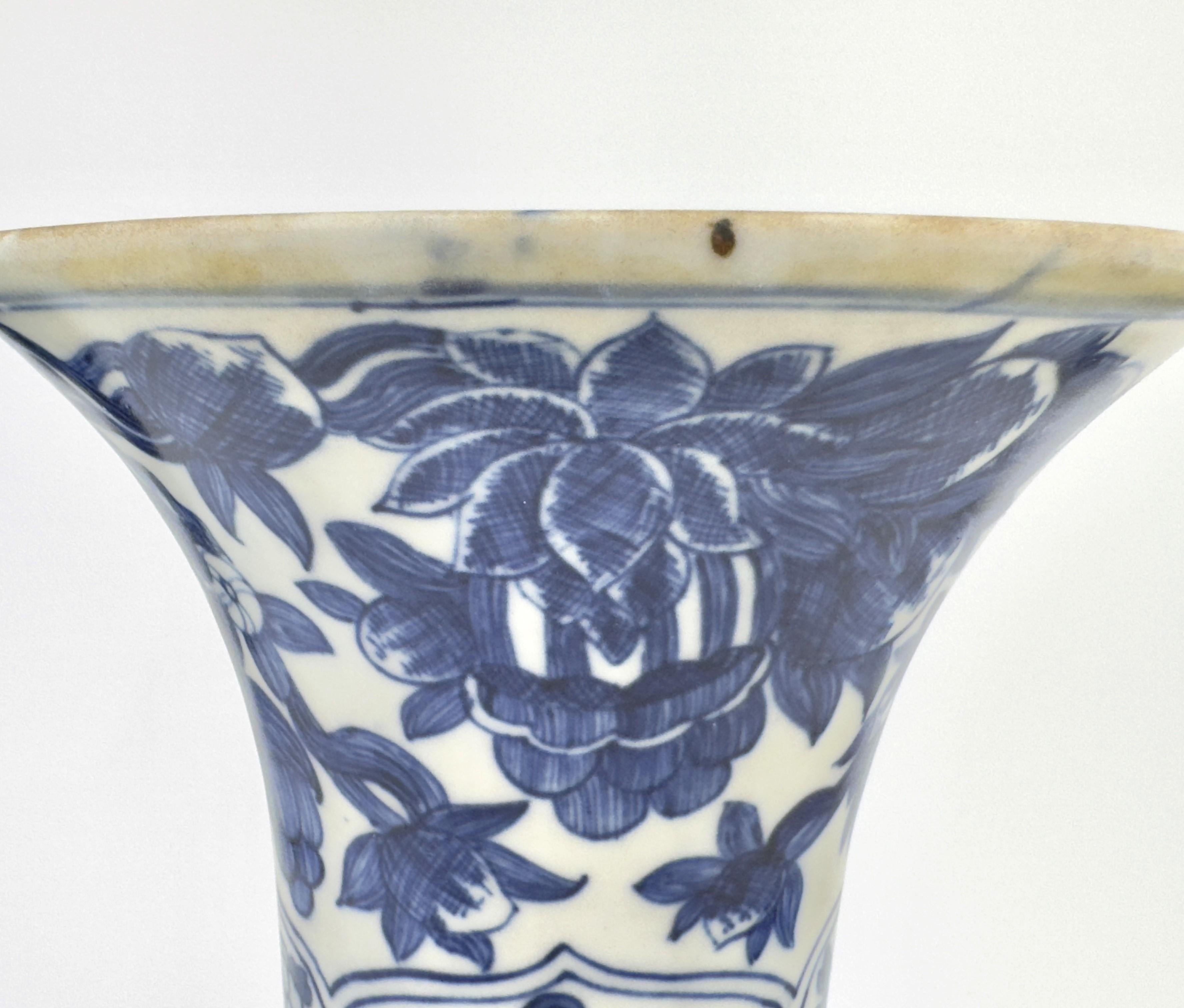 Antike Gu-Form 'Kanalhäuser' Vase, Qing Dynasty, Kangxi Ära, CIRCA 1690 (Spätes 17. Jahrhundert) im Angebot