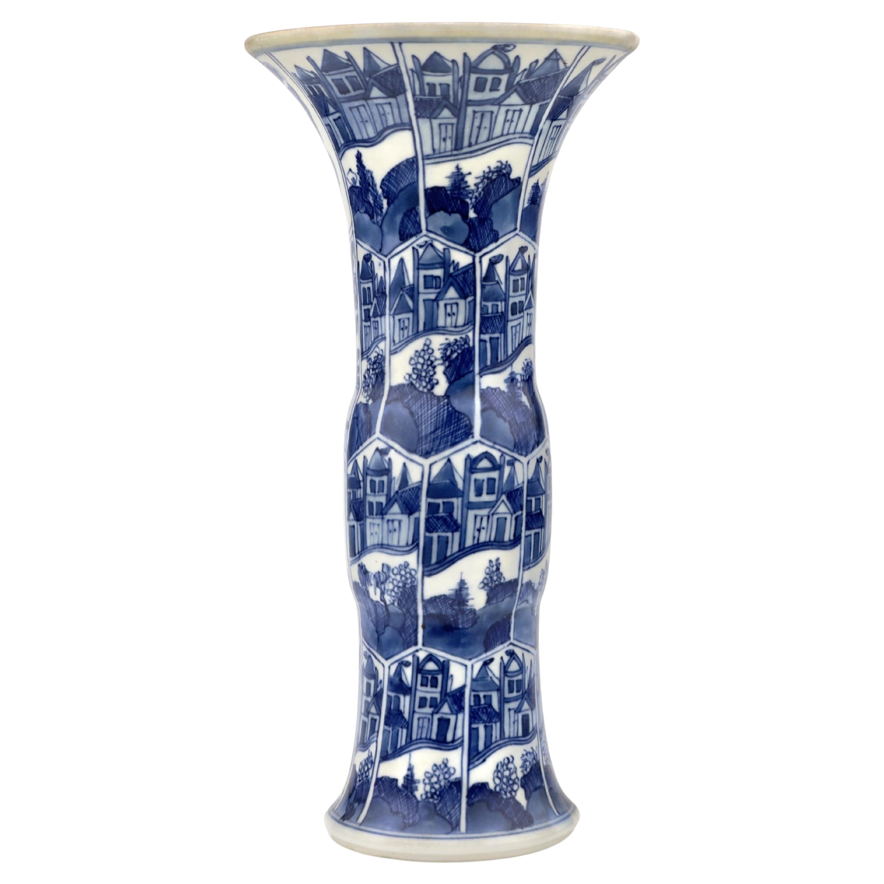 Antike Gu-Form 'Kanalhäuser' Vase, Qing Dynasty, Kangxi Ära, CIRCA 1690 im Angebot