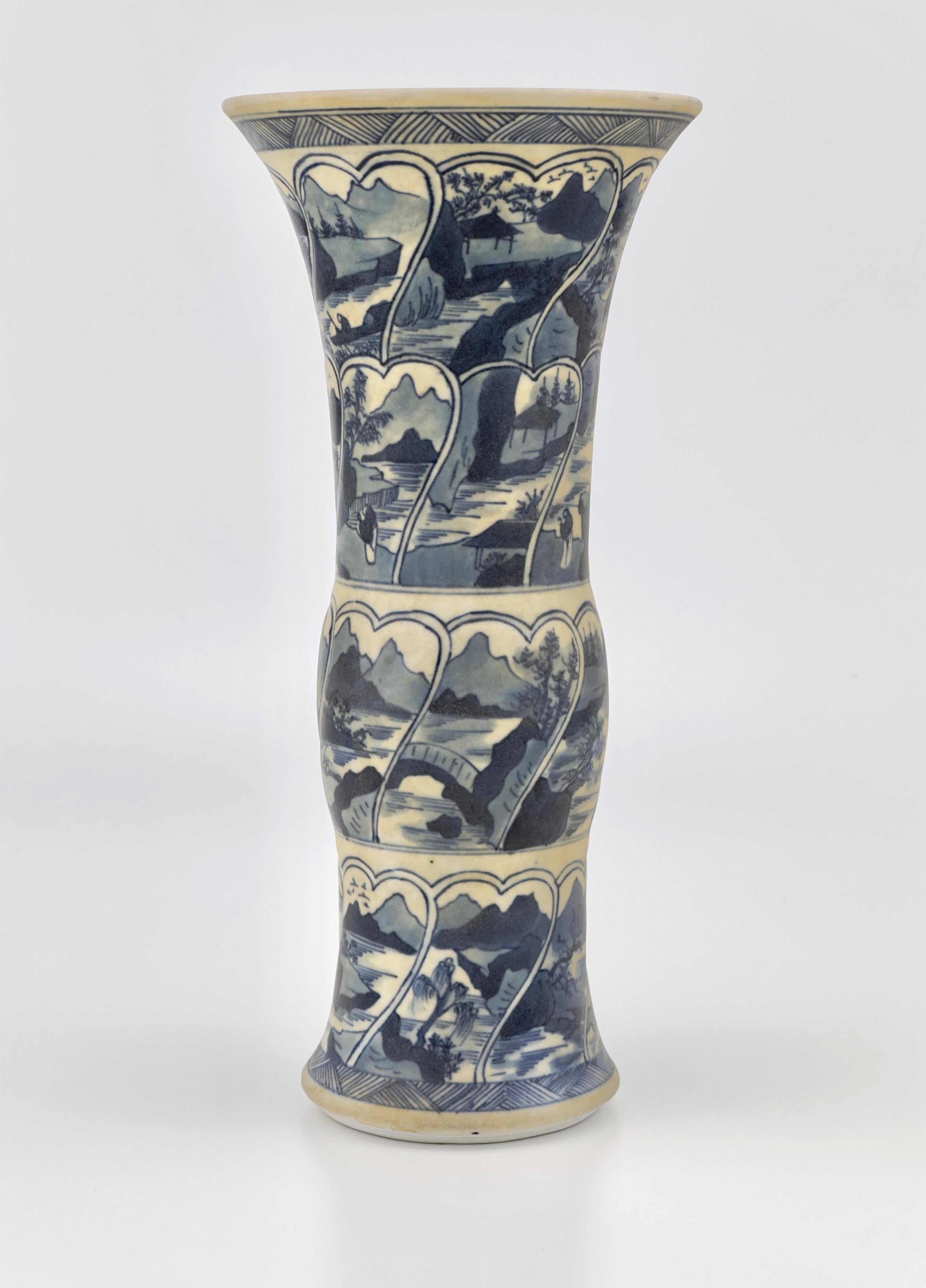 Eine attraktive GU-Vase, handbemalt in Kobaltblau mit typischen Kangxi-Flusslandschaftsbildern, die durch linierte Bordüren voneinander getrennt sind. Es wird vermutet, dass sich die Oberfläche gelb verfärbt hat, weil sie lange Zeit im Meeresschlamm