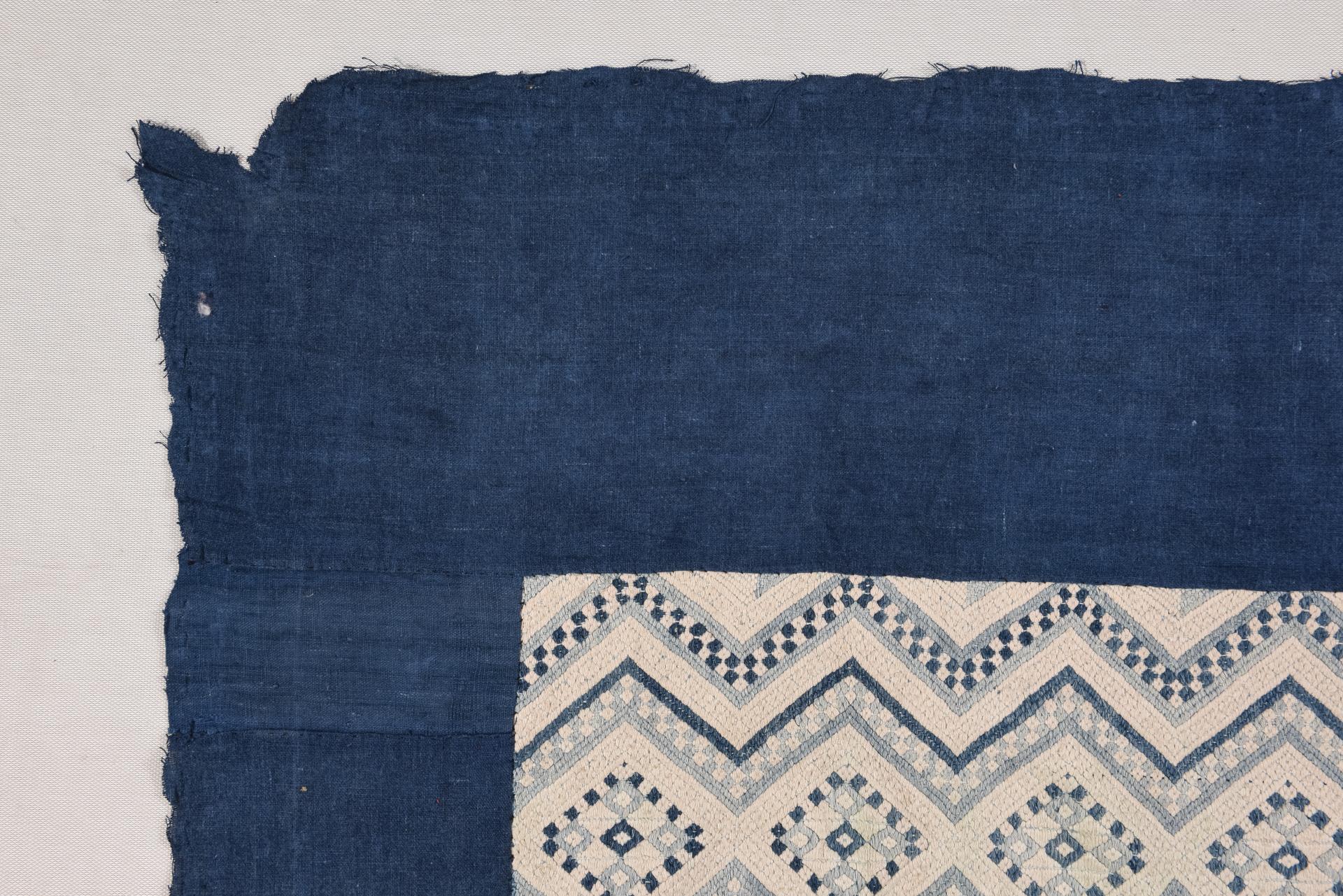 Tissé à la main Ancien panneau brodé GUAN-XI rare en vente