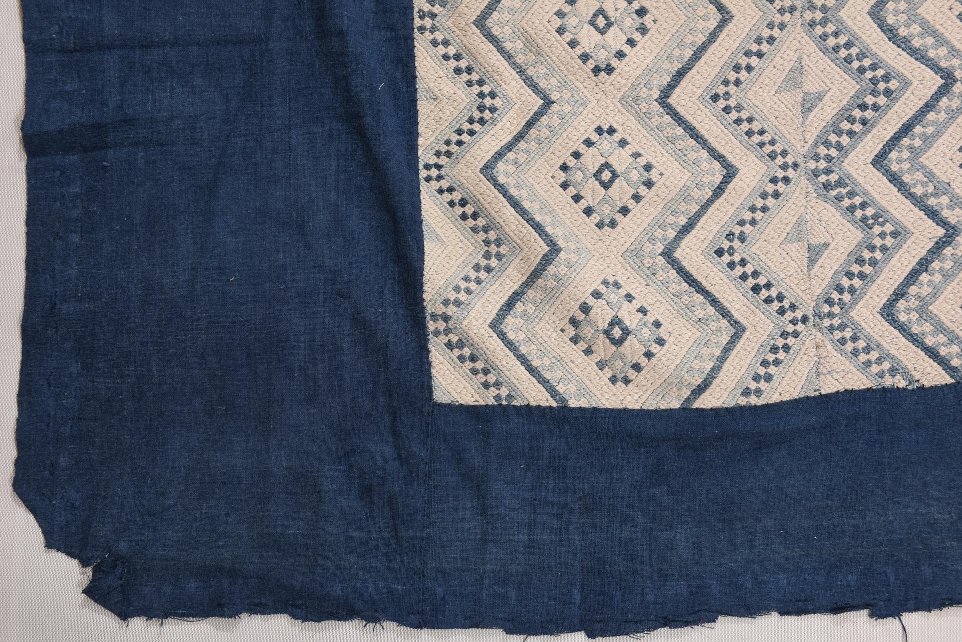 XIXe siècle Ancien panneau brodé GUAN-XI rare en vente