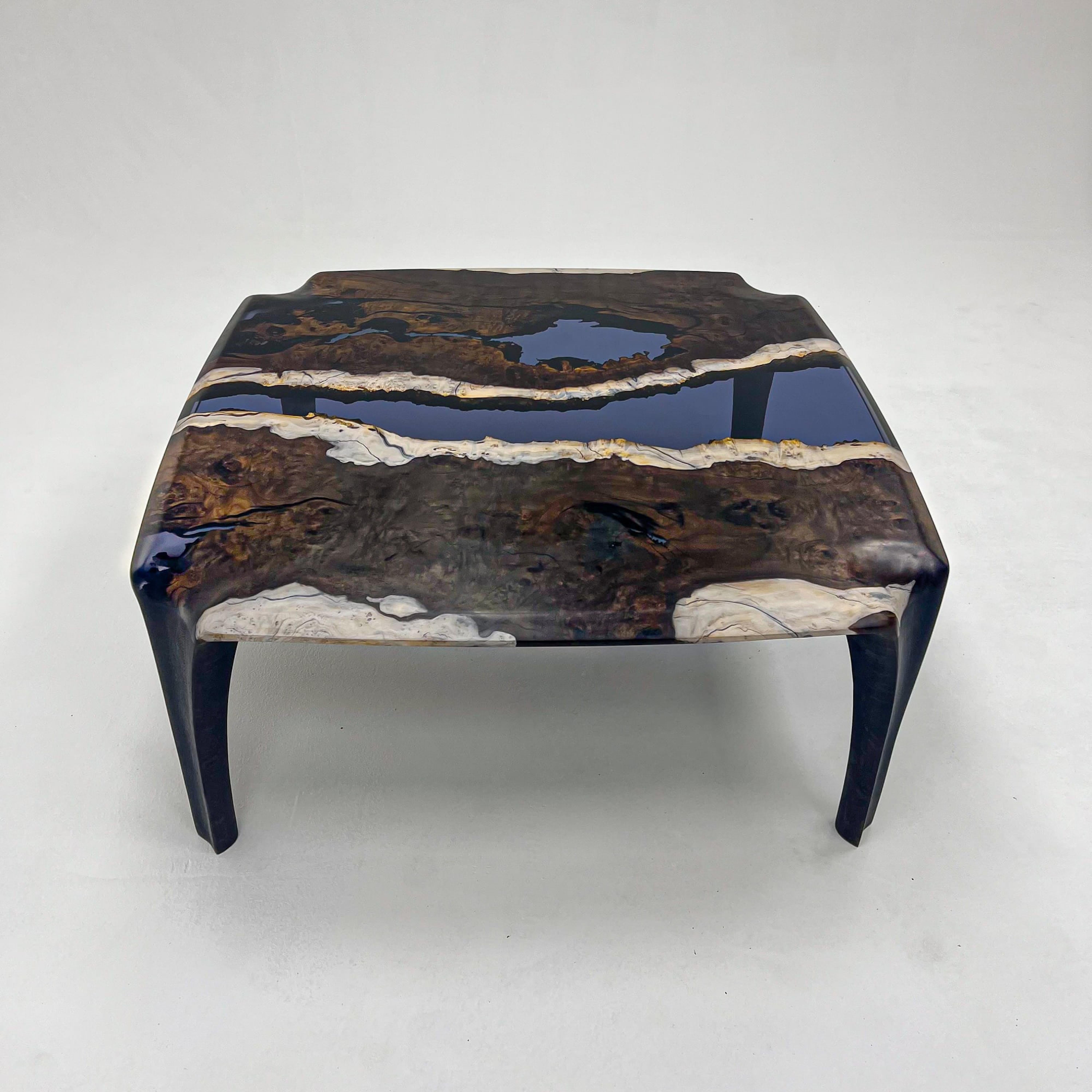 Arts and Crafts Table basse ancienne en bois massif de gommier en résine époxy en vente