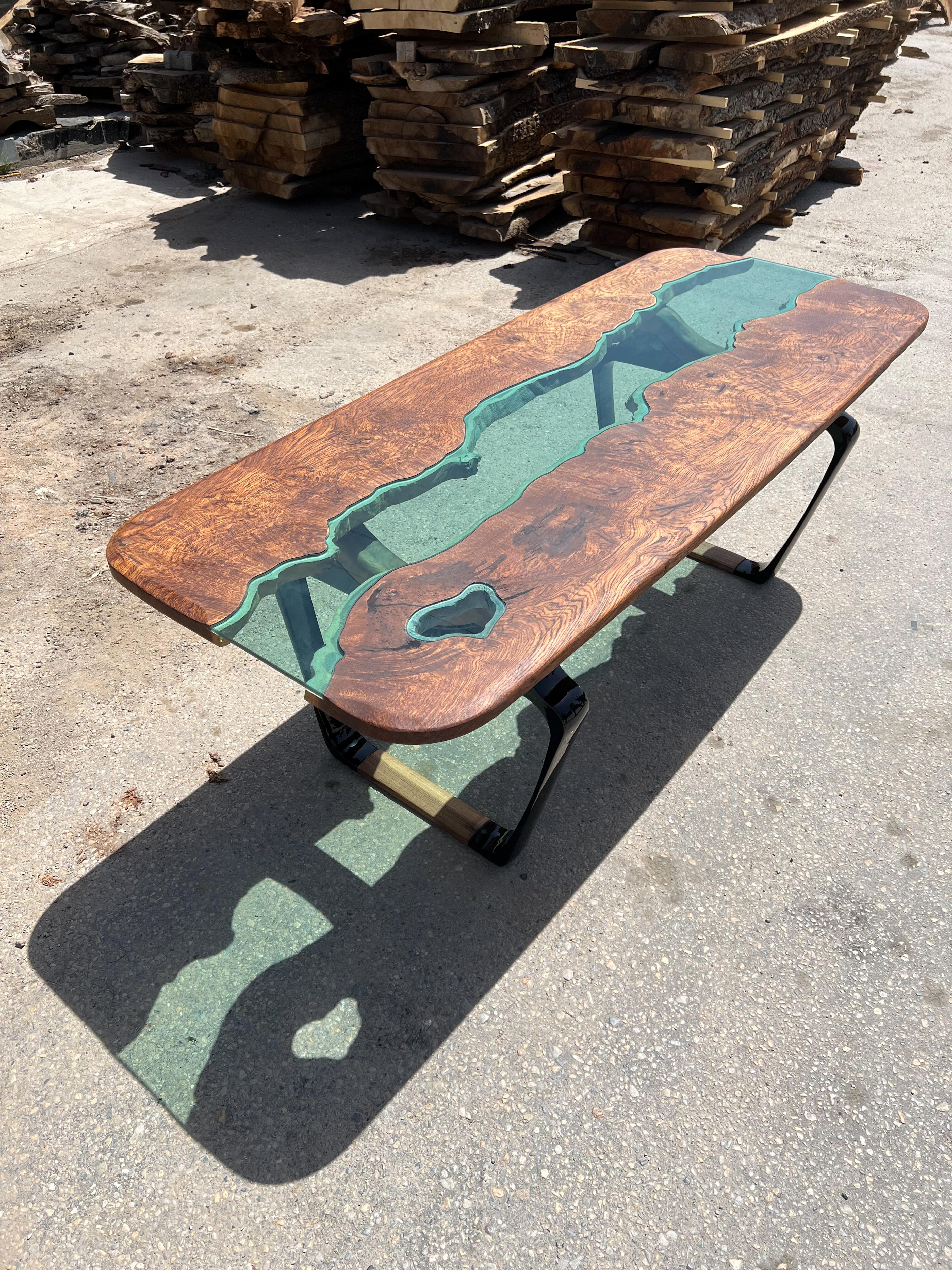 Ancienne table à manger en bois de micocoulier et verre de rivière Neuf - En vente à İnegöl, TR