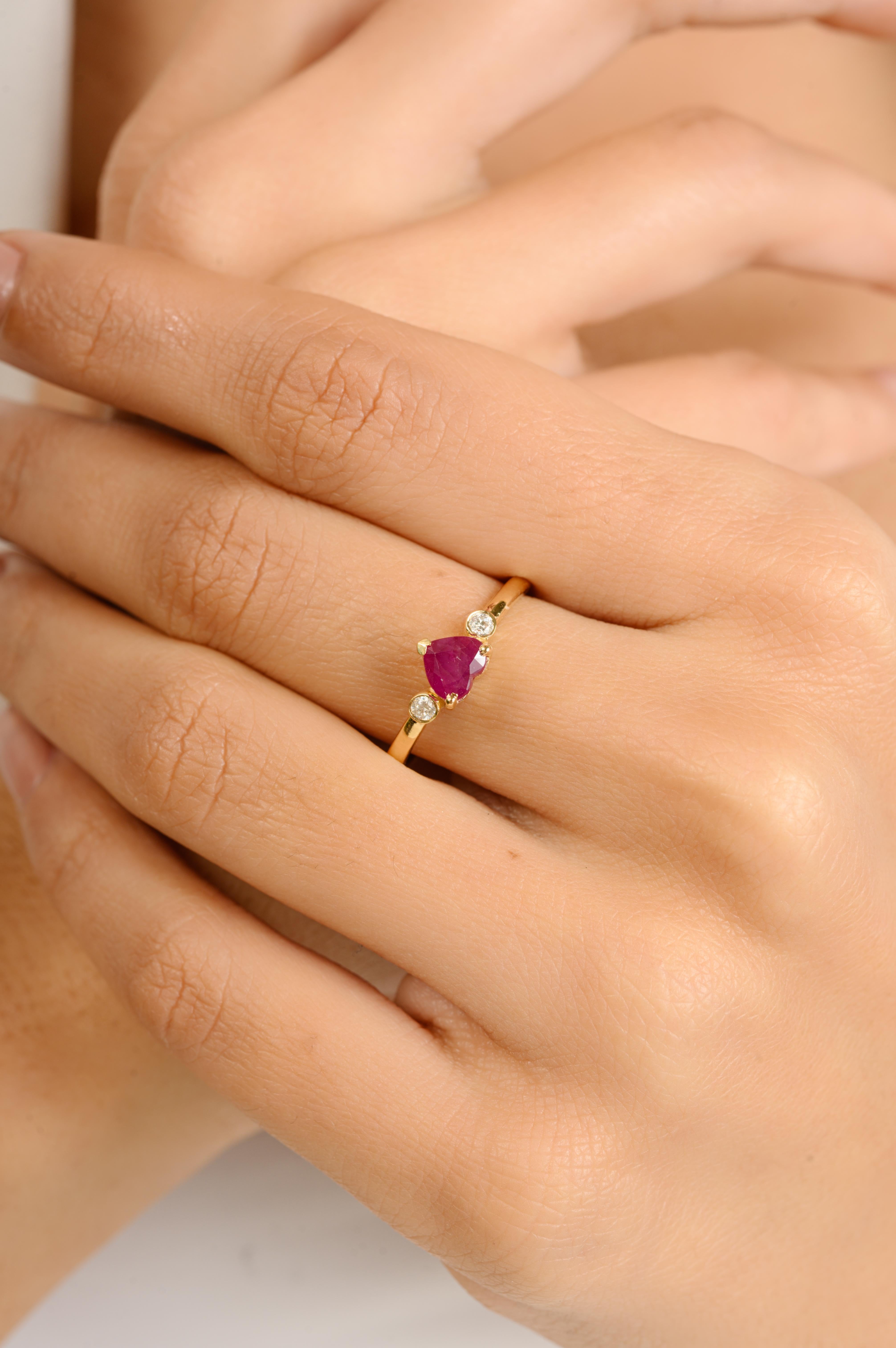 Im Angebot: Antiker herzförmiger Rubin- und Diamantring mit drei Steinen aus 14k Gelbgold für sie () 2
