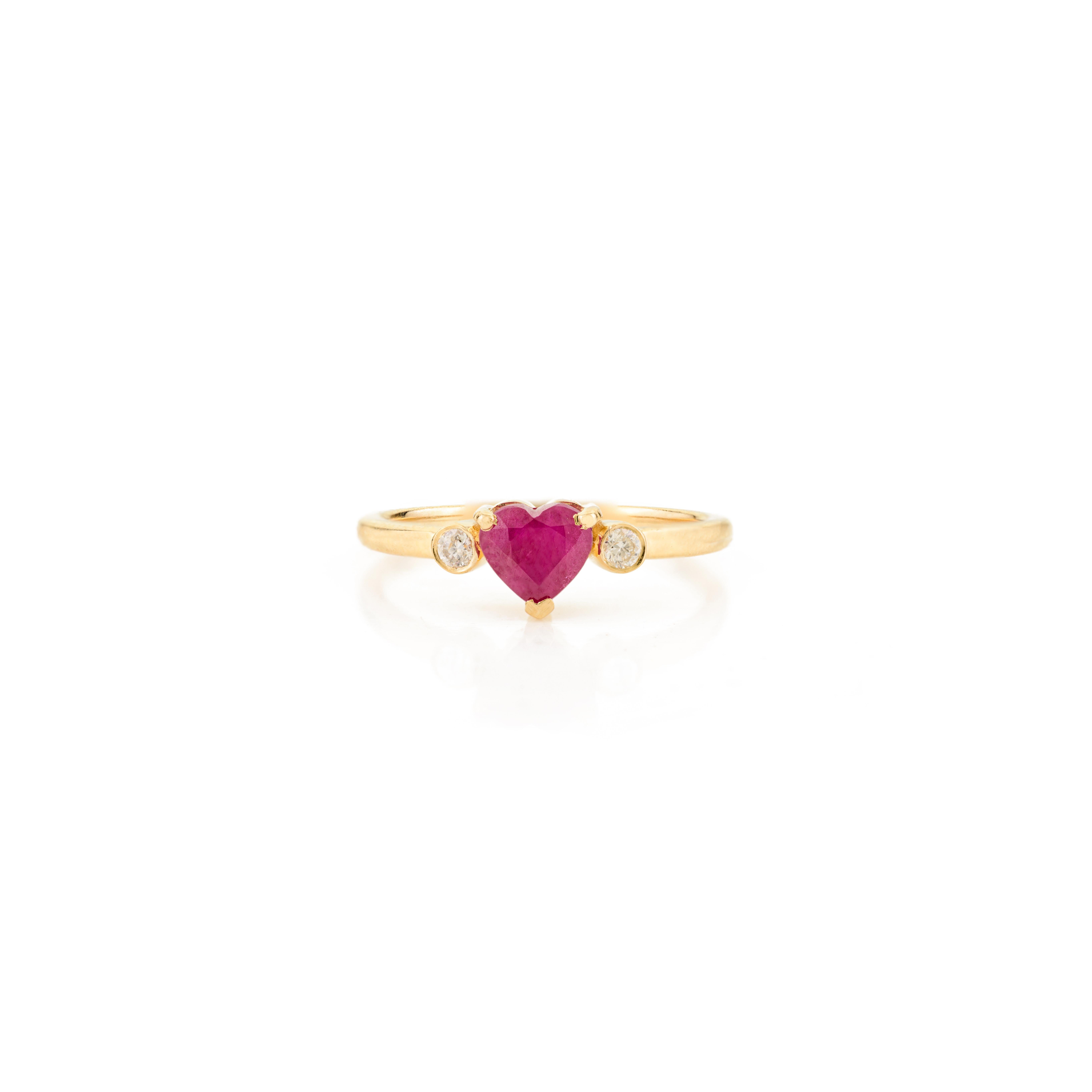 Im Angebot: Antiker herzförmiger Rubin- und Diamantring mit drei Steinen aus 14k Gelbgold für sie () 3