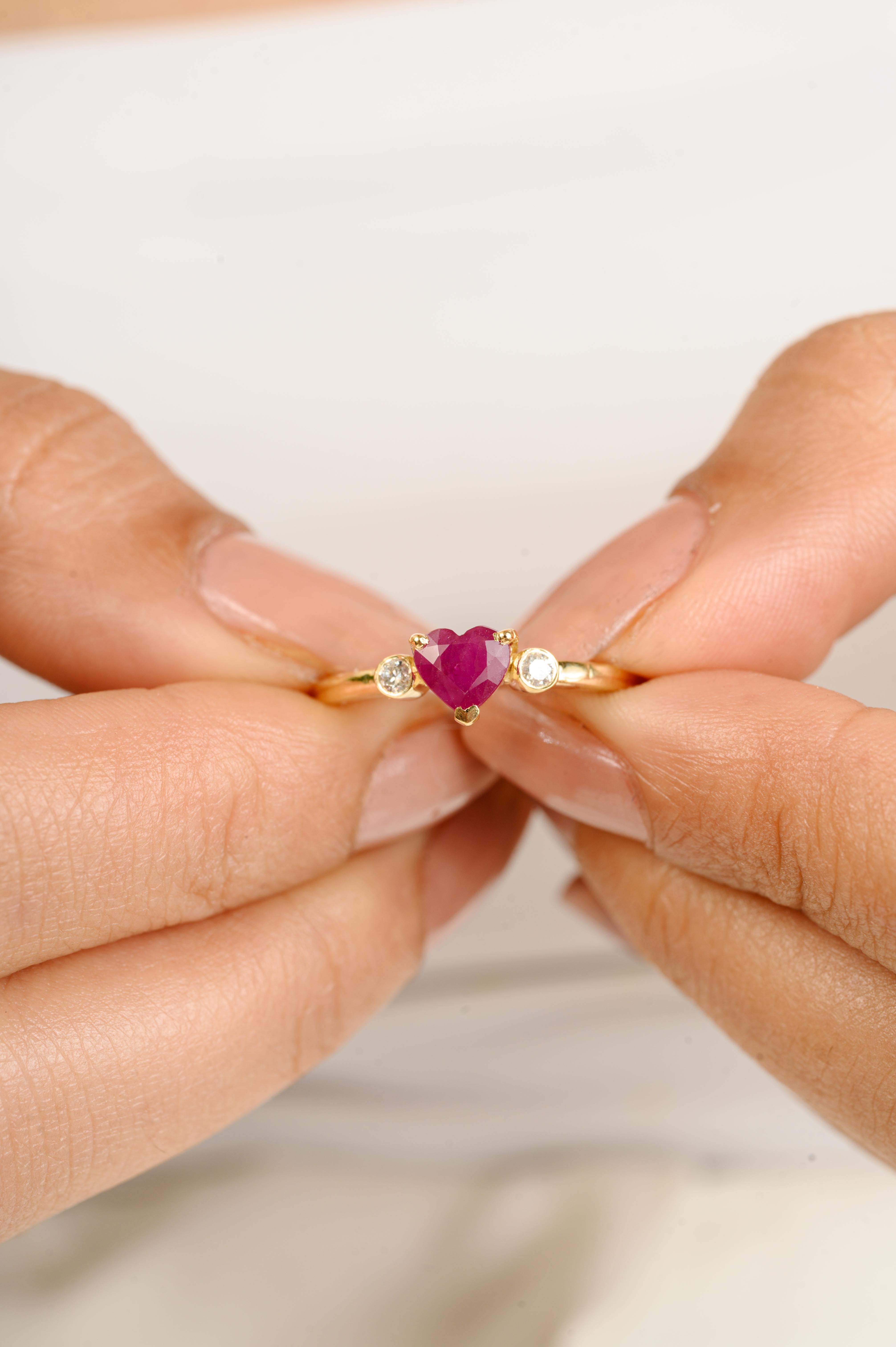 Im Angebot: Antiker herzförmiger Rubin- und Diamantring mit drei Steinen aus 14k Gelbgold für sie () 8