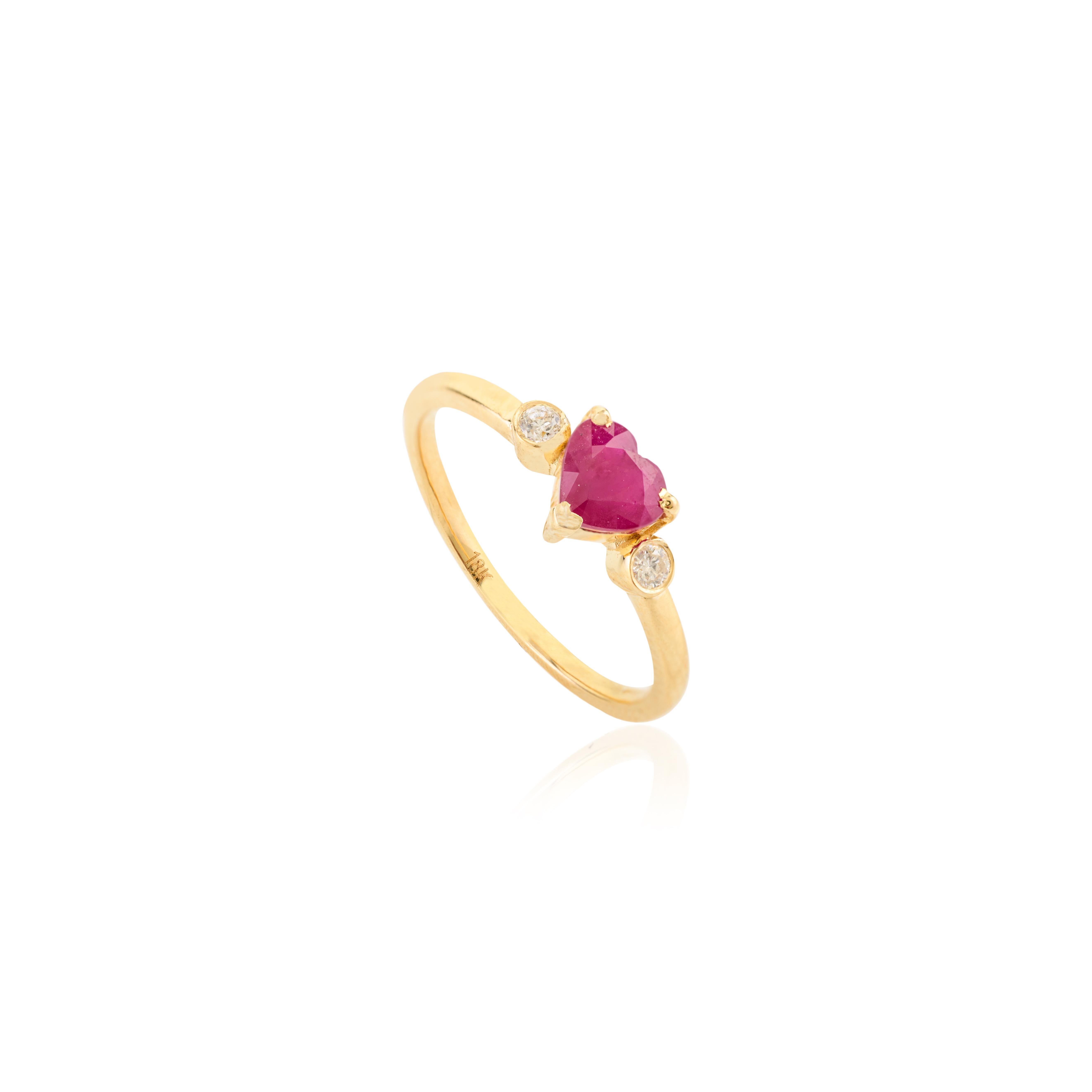 Im Angebot: Antiker herzförmiger Rubin- und Diamantring mit drei Steinen aus 14k Gelbgold für sie () 9