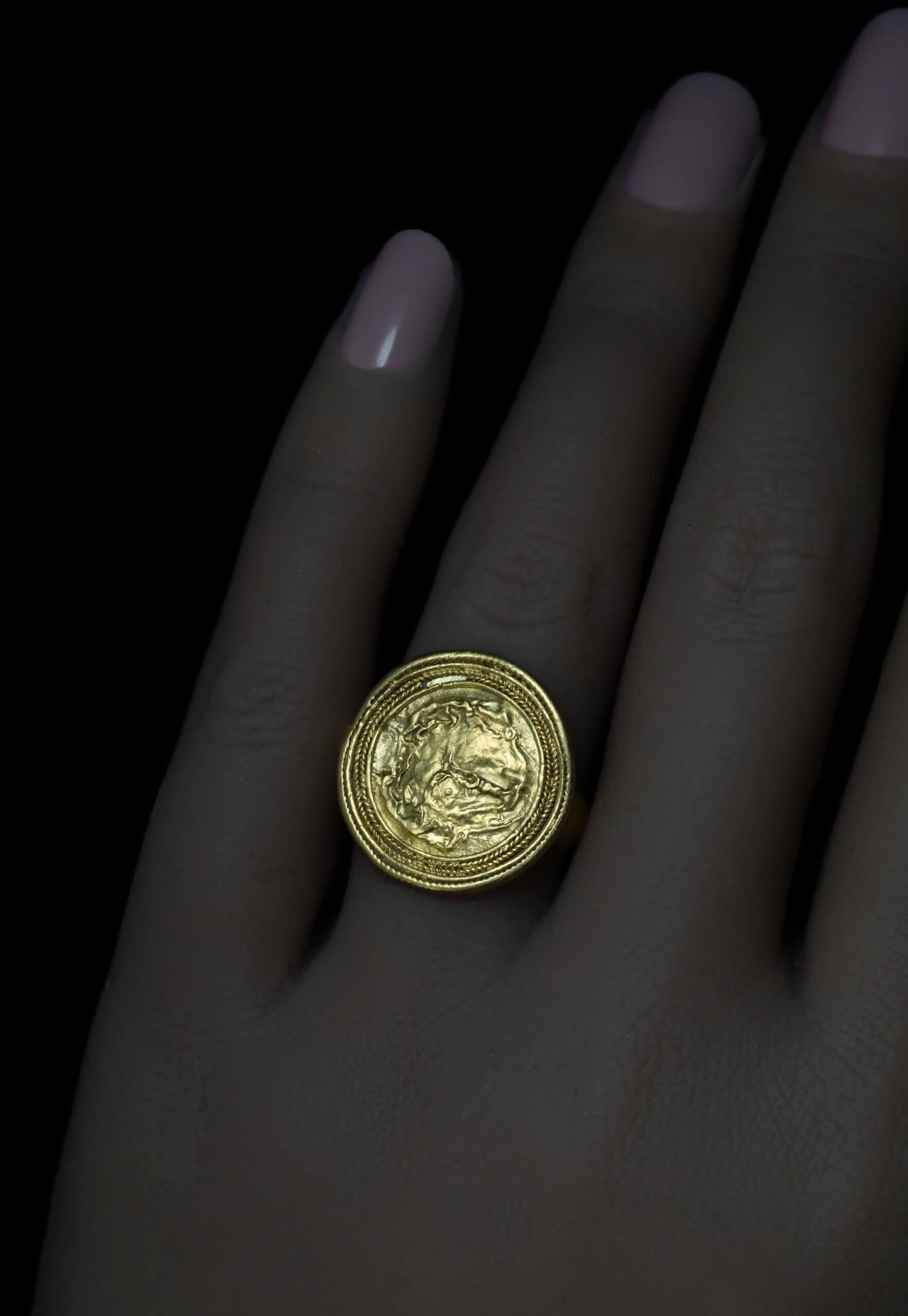 Circa 300 a.C.  Questo imponente anello in oro ad alta caratura (circa 22,5 Kt) risale al periodo ellenistico e presenta un design a forma di staffa. Al centro c'è un disco d'oro sbalzato che raffigura la testa di Medusa in rilievo arcaico, con i