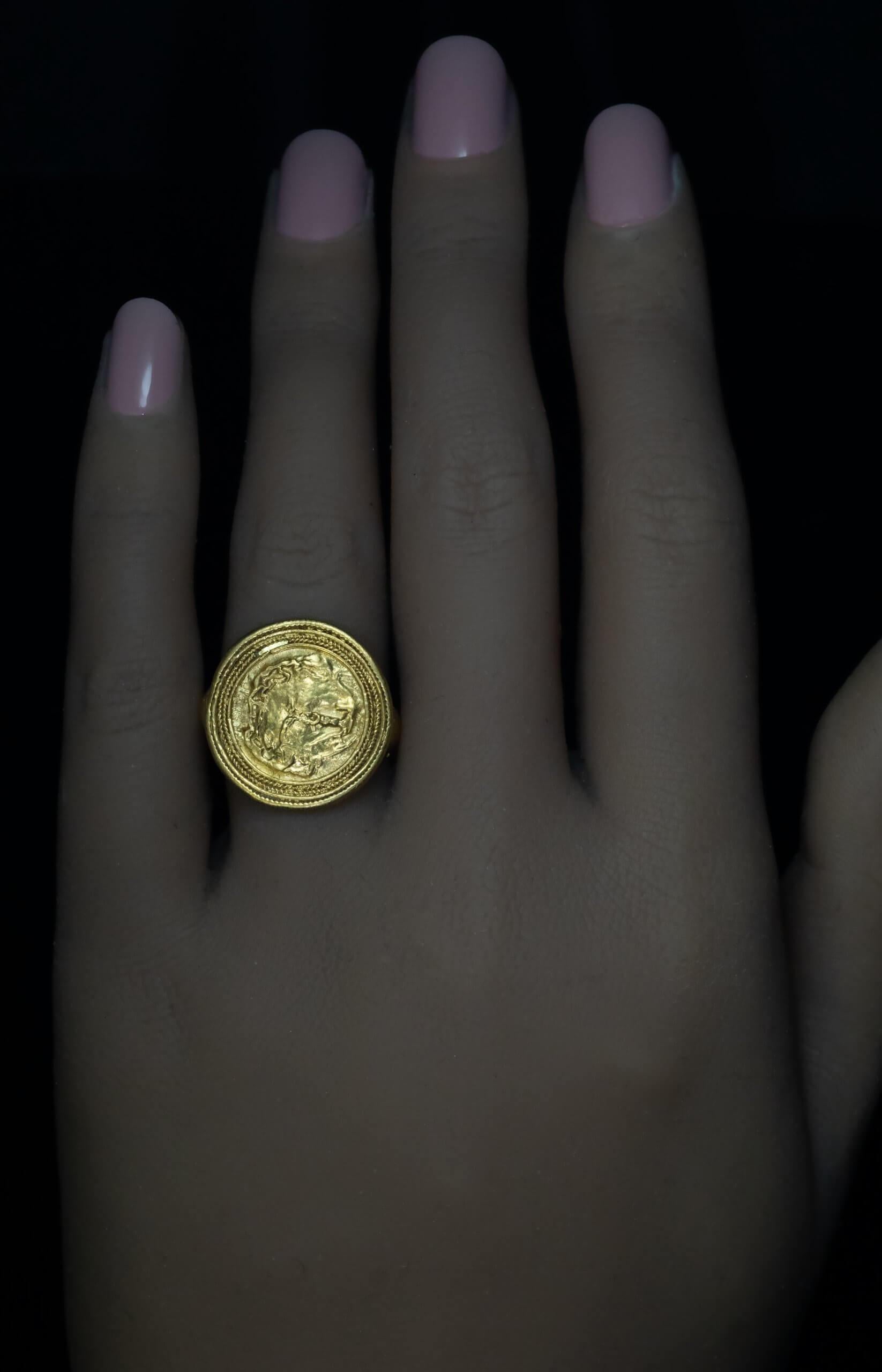 Ellenistico Antico anello ellenistico in oro con motivo a Medusa del 300 a.C. circa in vendita