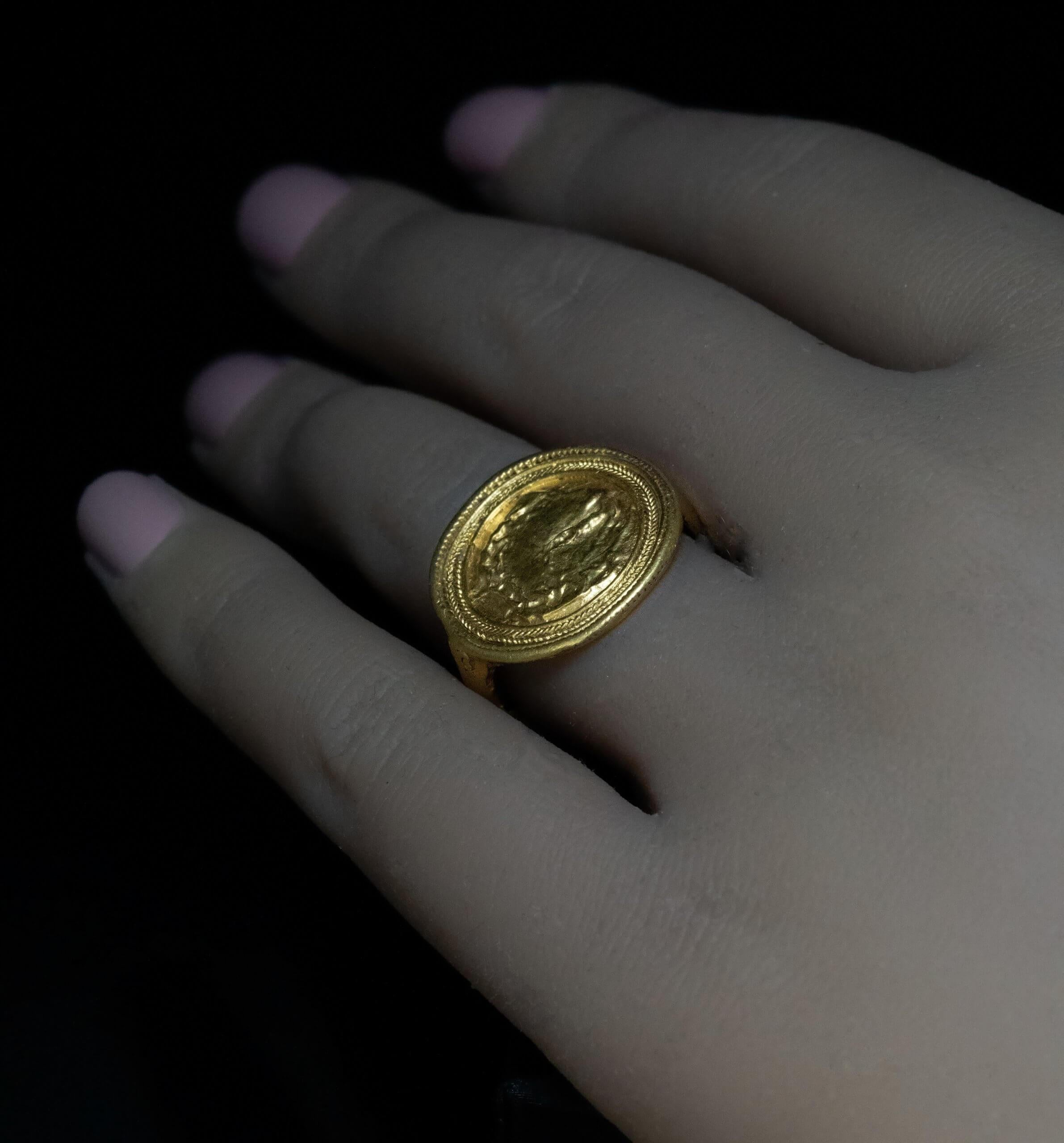 Antico anello ellenistico in oro con motivo a Medusa del 300 a.C. circa In condizioni buone in vendita a Chicago, IL