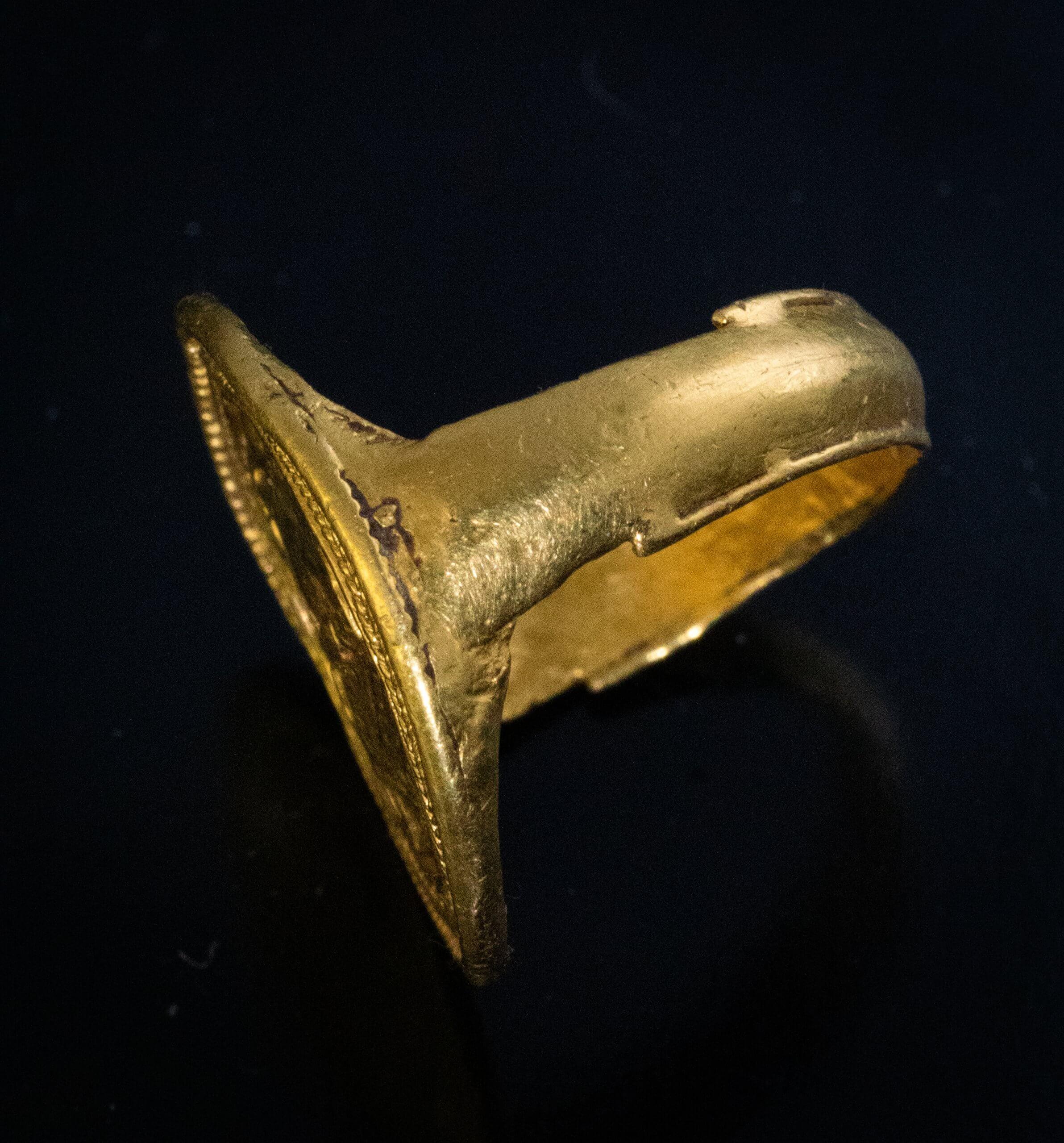 da uomo o donna Antico anello ellenistico in oro con motivo a Medusa del 300 a.C. circa in vendita