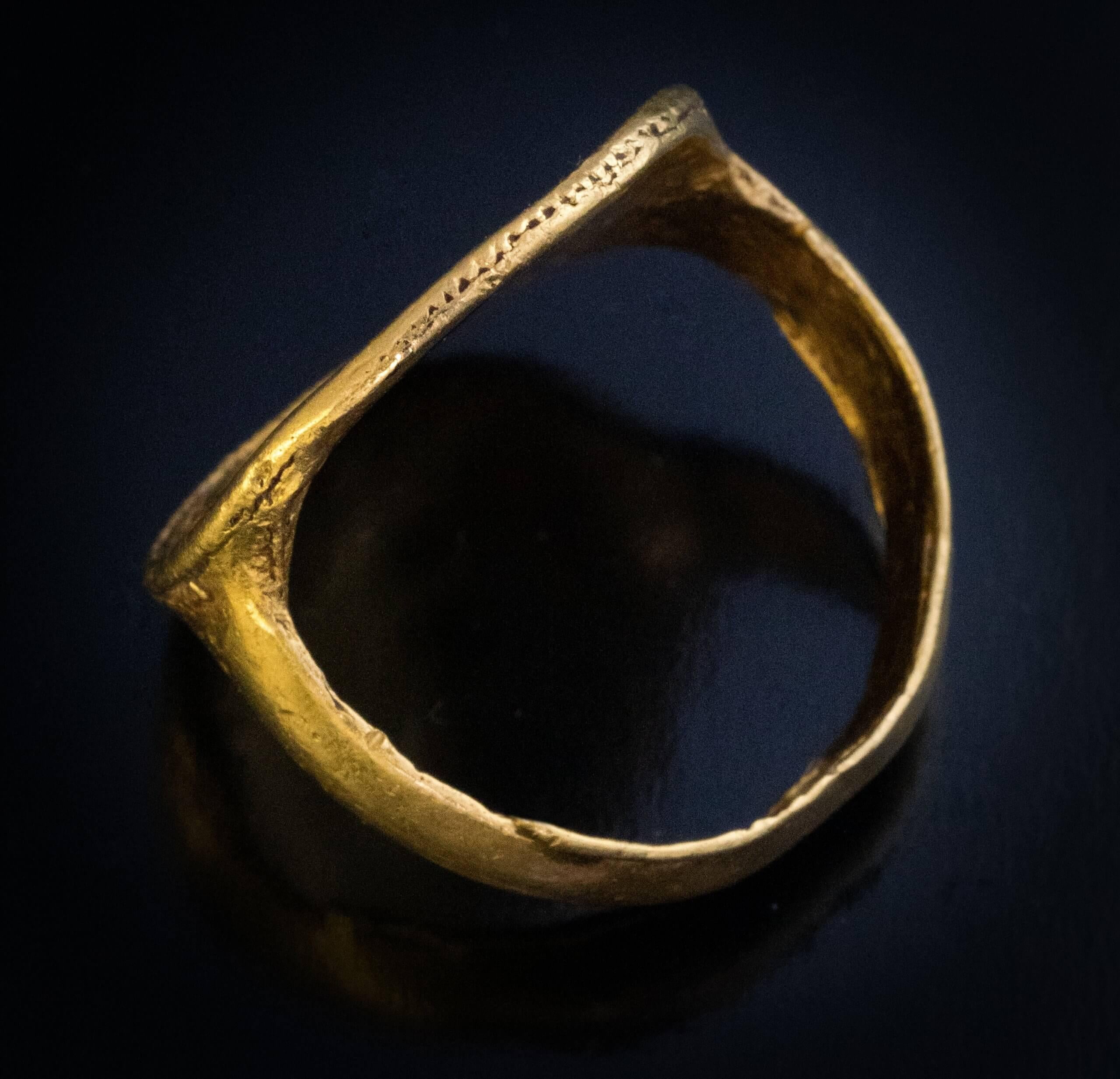Antico anello ellenistico in oro con motivo a Medusa del 300 a.C. circa in vendita 1