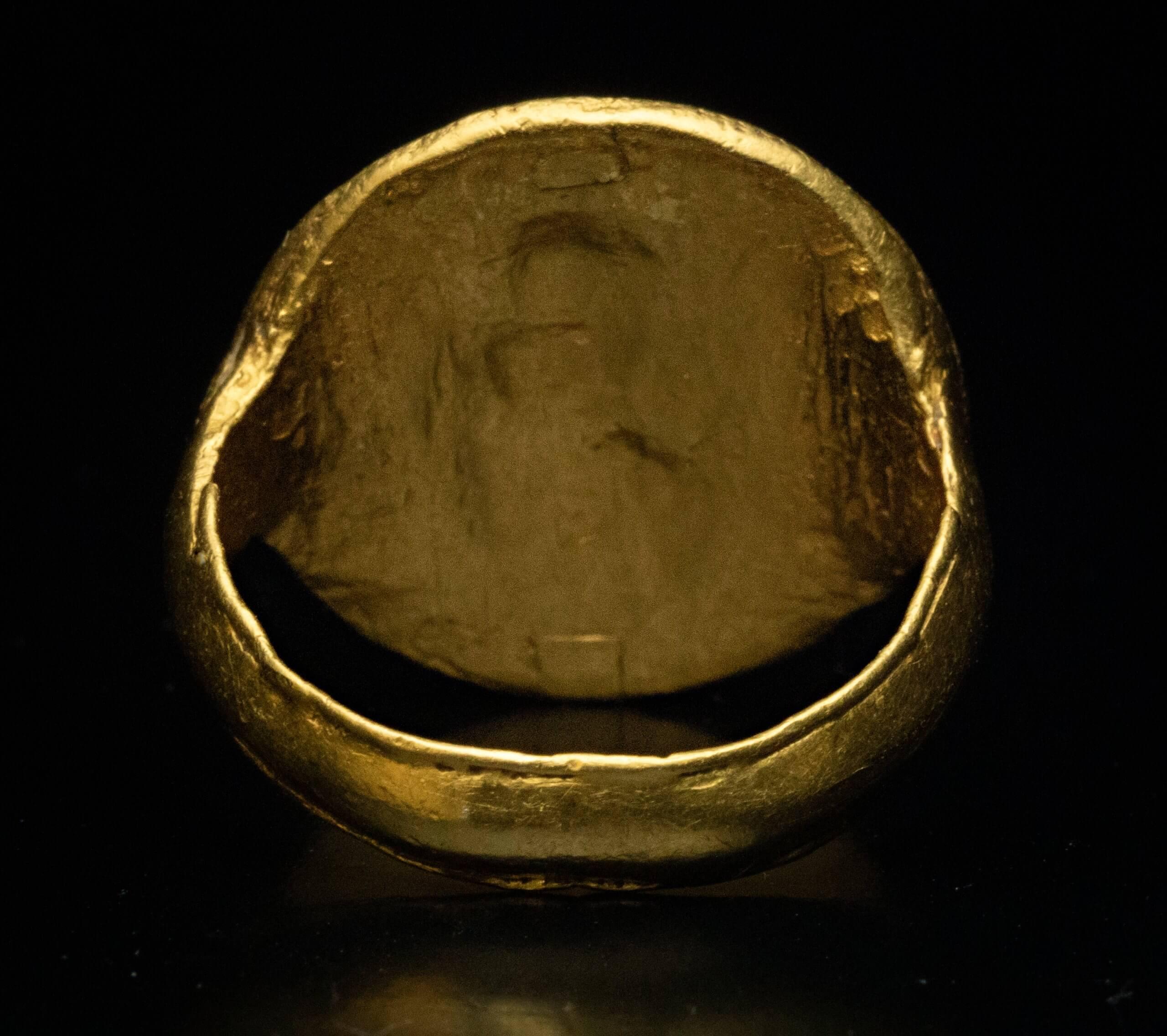 Antico anello ellenistico in oro con motivo a Medusa del 300 a.C. circa in vendita 2
