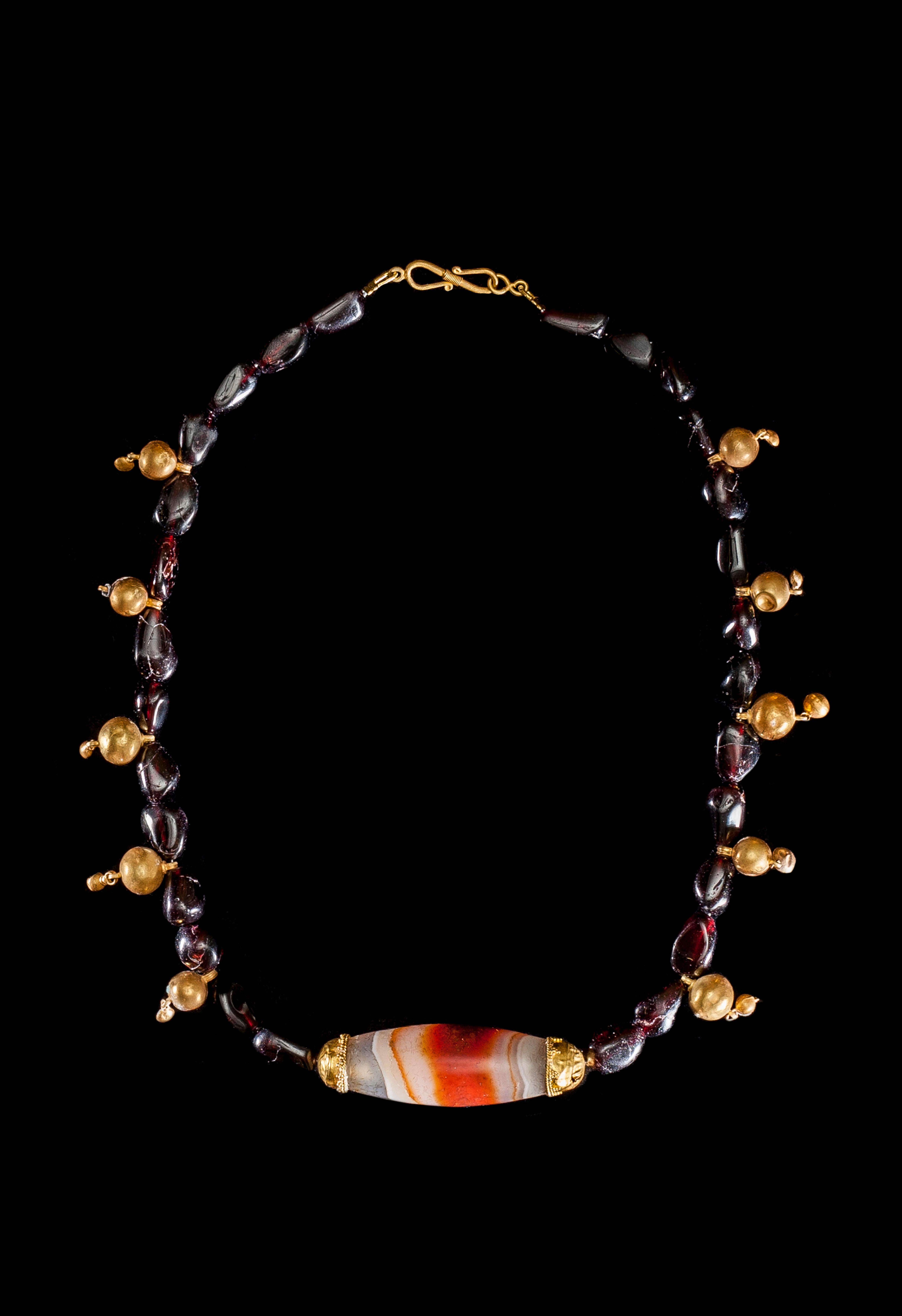 Taille grossière Collier hellénistique ancien avec bandes d'agate et perles d'or en vente