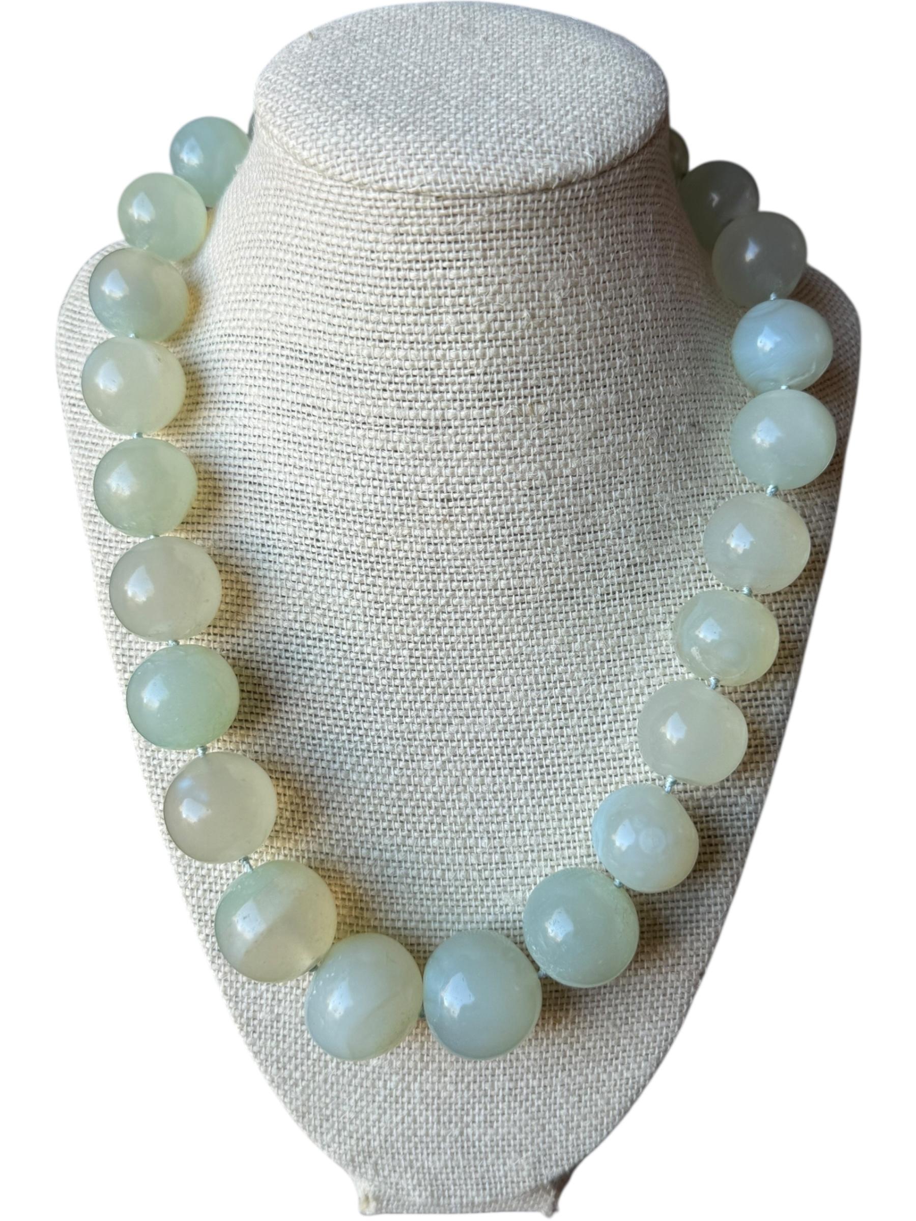 Artigiano Antica collana di perle di agata dell'Himalaya, risalente a 2000+ anni fa, grande e rotonda, in celadon in vendita