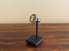 Antico anello imperiale romano in bronzo raffigurante un ritratto maschile, circa 200 d.C.