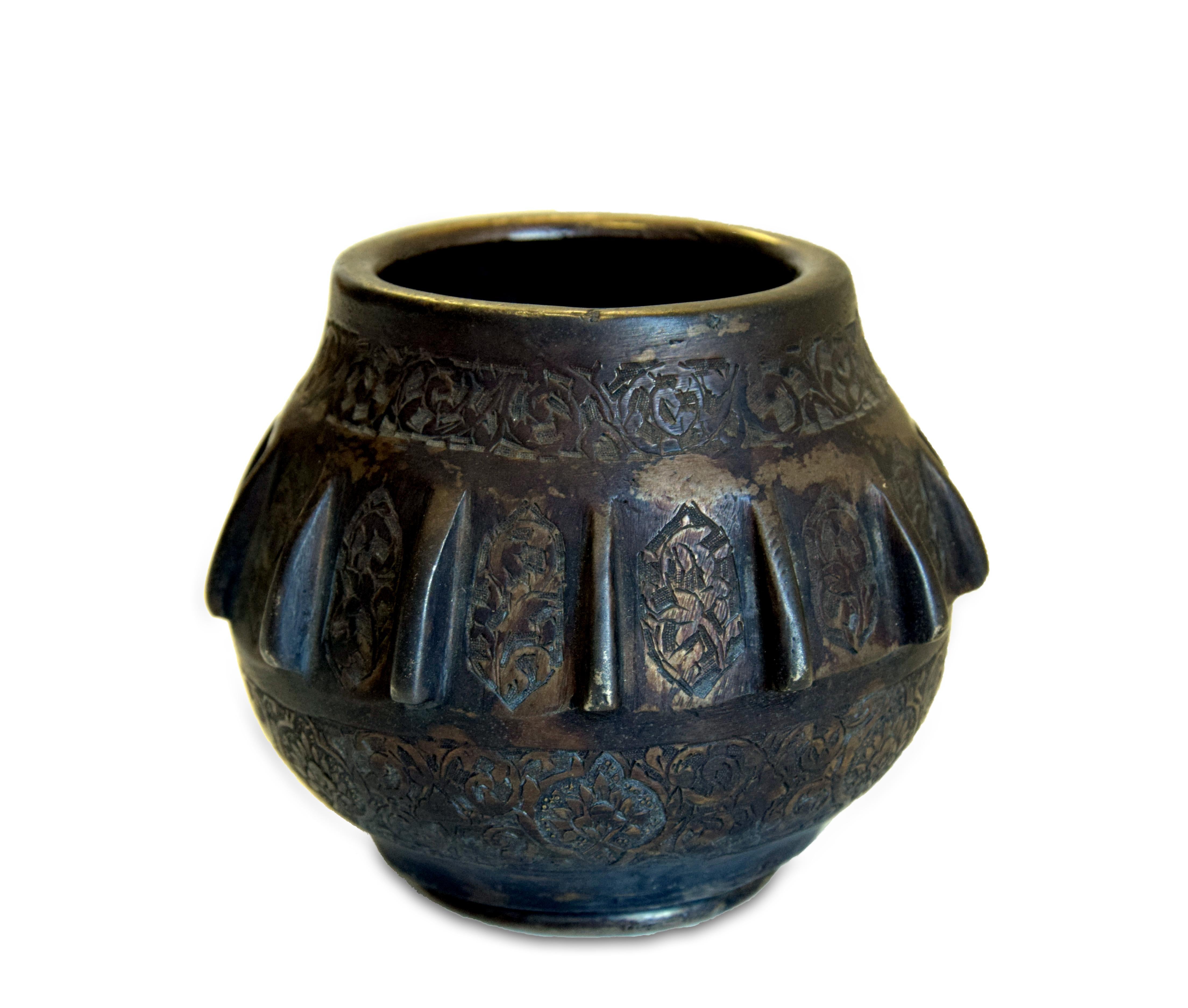 Indian bronze bowl is an original decorative object realized in India in the mid-19th century.

Bronze.

Excellent conditions.

Original manufact realized with a spherical body adorned with bands of floral and vegetable developments.

This