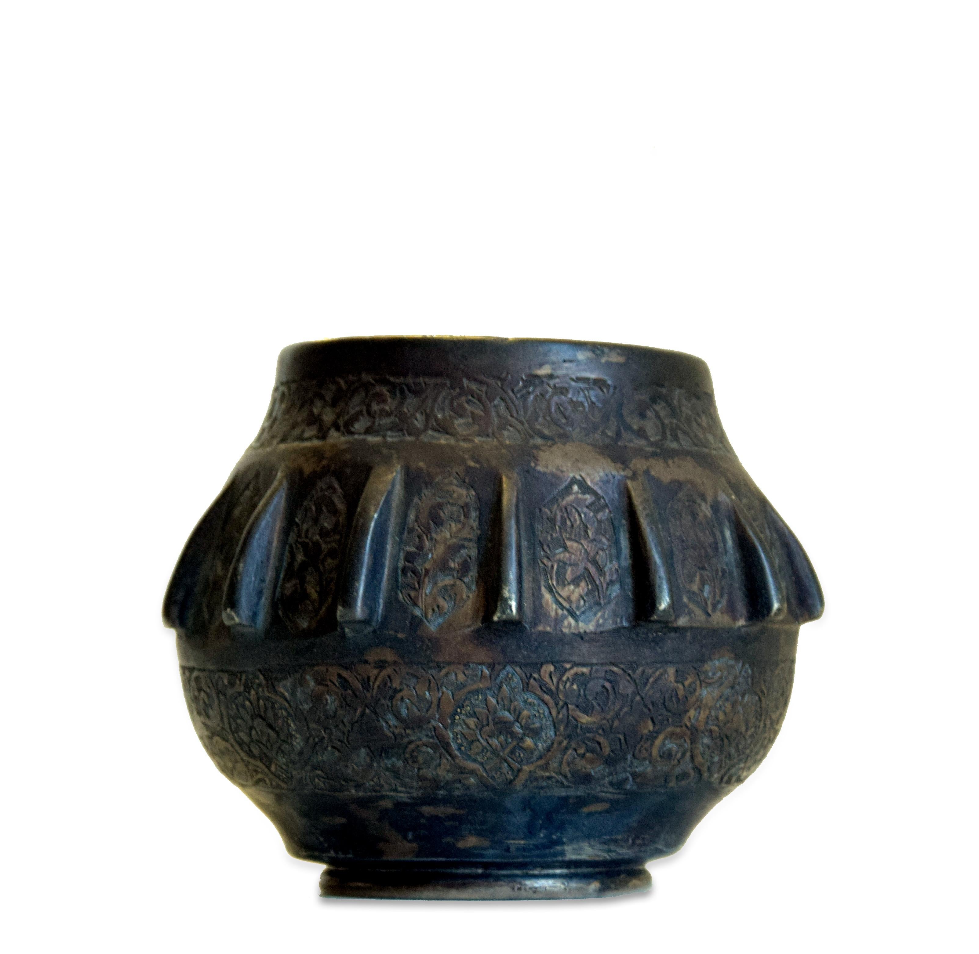 La ciotola indiana in bronzo è un originale oggetto decorativo realizzato in India a metà del XIX secolo.

Bronzo.

Condizioni eccellenti.

Originale manufatto realizzato con un corpo sferico ornato da fasce di sviluppi floreali e