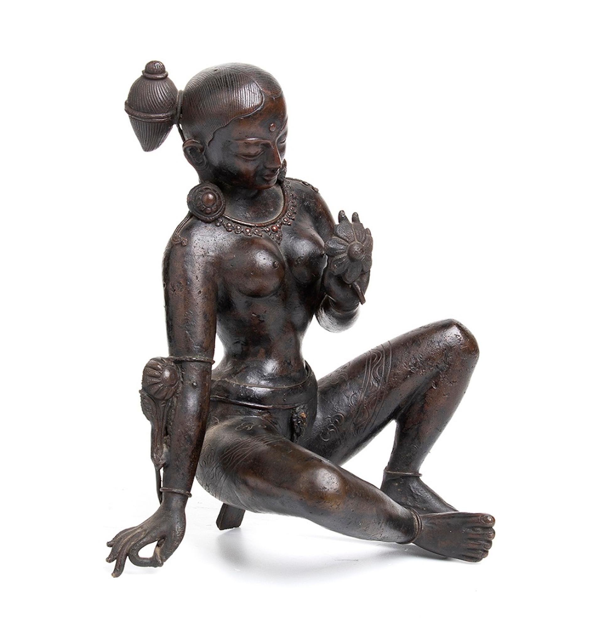Bronze Feminine Deity is an original artwork realized in India during the 19th century.

Bronze.

Provenance: Italian Private Collection.

Excellent conditions.

Very beautiful and elegant female figure sitting in an elegant pose. The legs