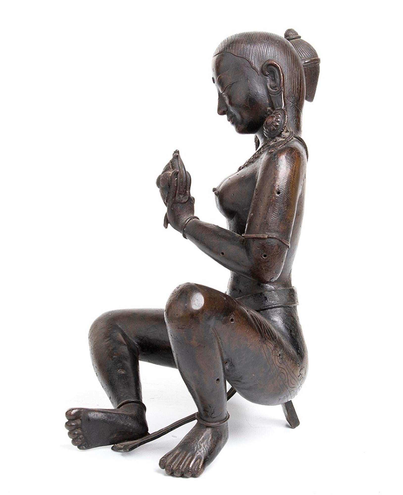 Ancient Indian Bronze Sculpture of Feminine Deity, 19th Century In Good Condition In Roma, IT